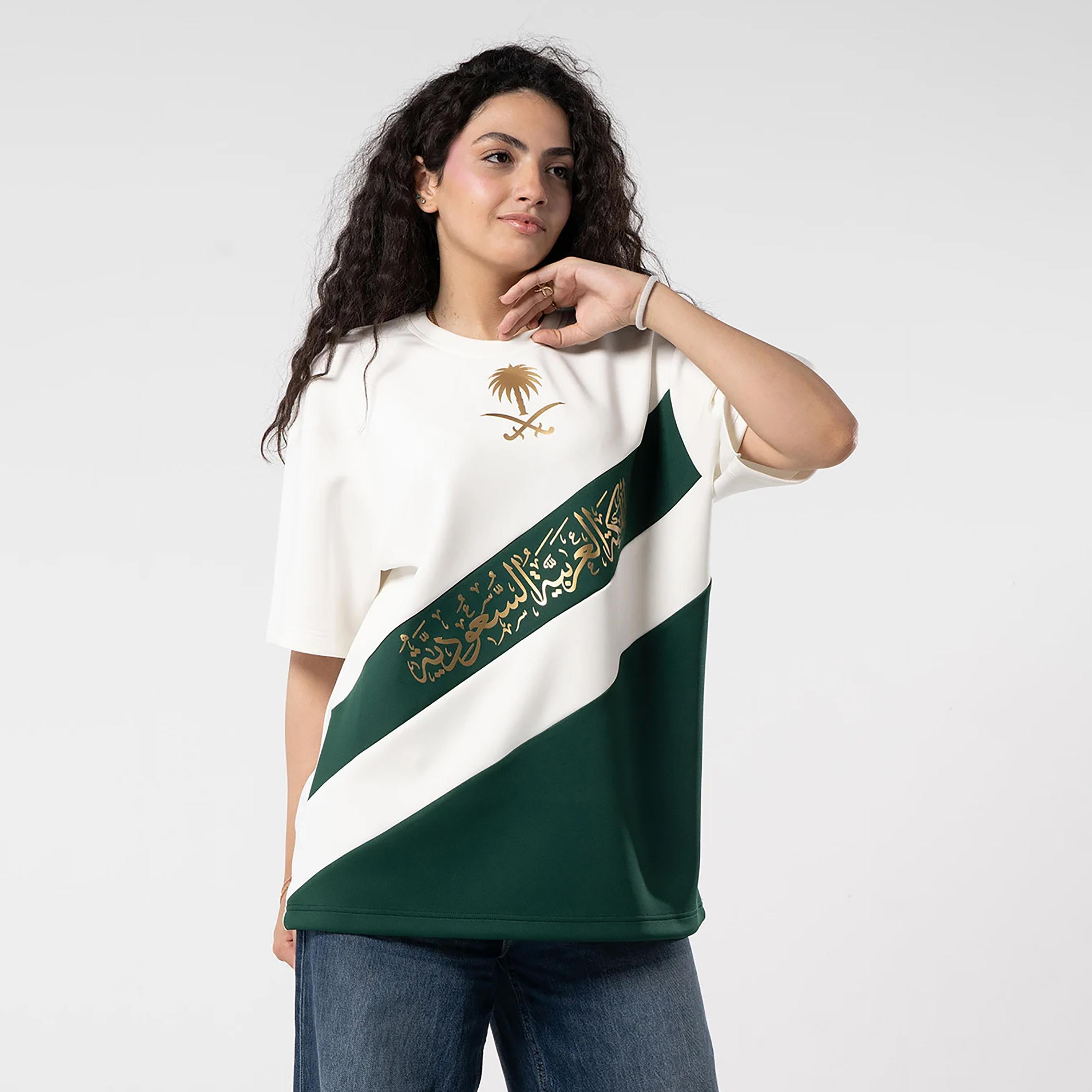 تي شيرت نسائي من sanefn بطبعة شريط مائل وبياقة دائرية وأكمام قصيرة لليوم الوطني السعودي-women-clothing-tshirts-image-2