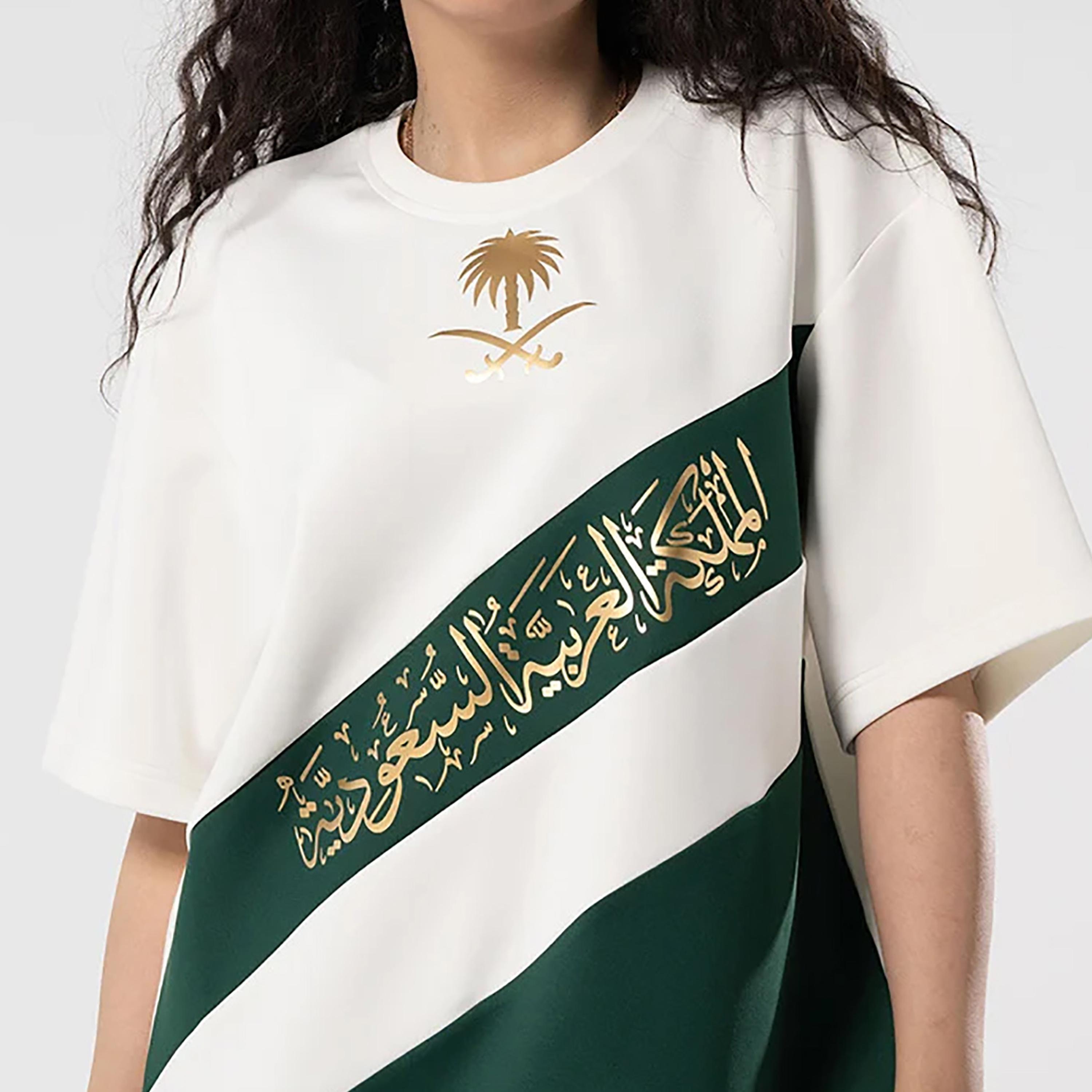 تي شيرت نسائي من sanefn بطبعة شريط مائل وبياقة دائرية وأكمام قصيرة لليوم الوطني السعودي-women-clothing-tshirts-image-3