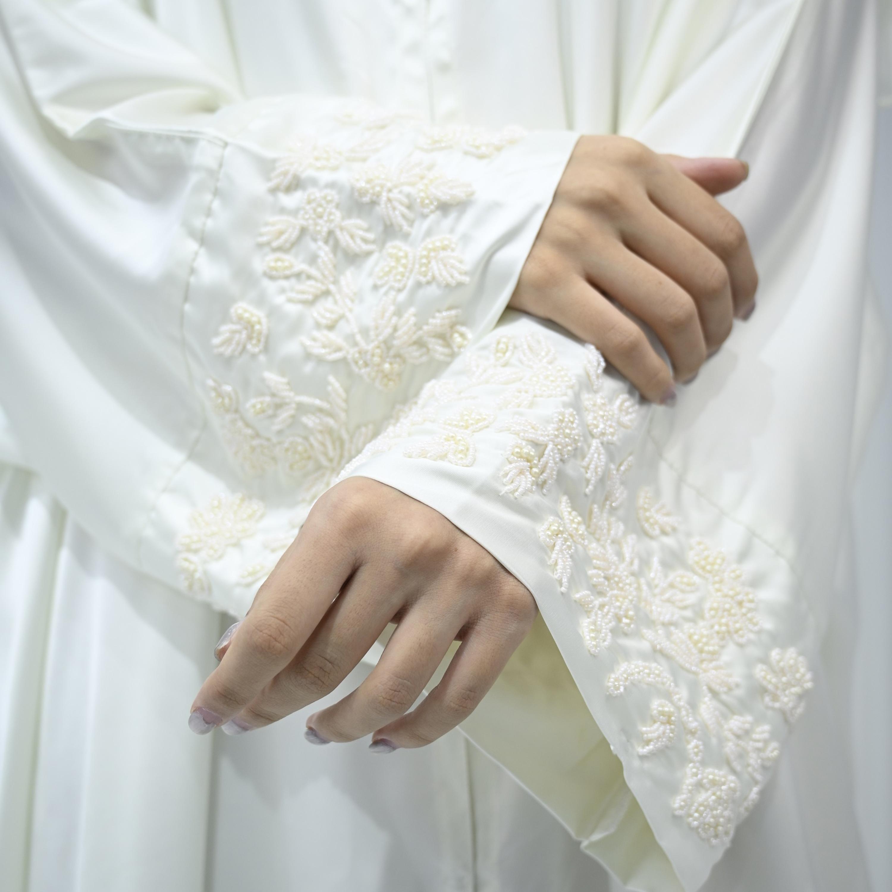 عباية نخبة بشت بأساور مطرزة باللون العاجي وأكمام واسعة تأتي مع الحجاب-women-arabicclothing-abayas-image-2