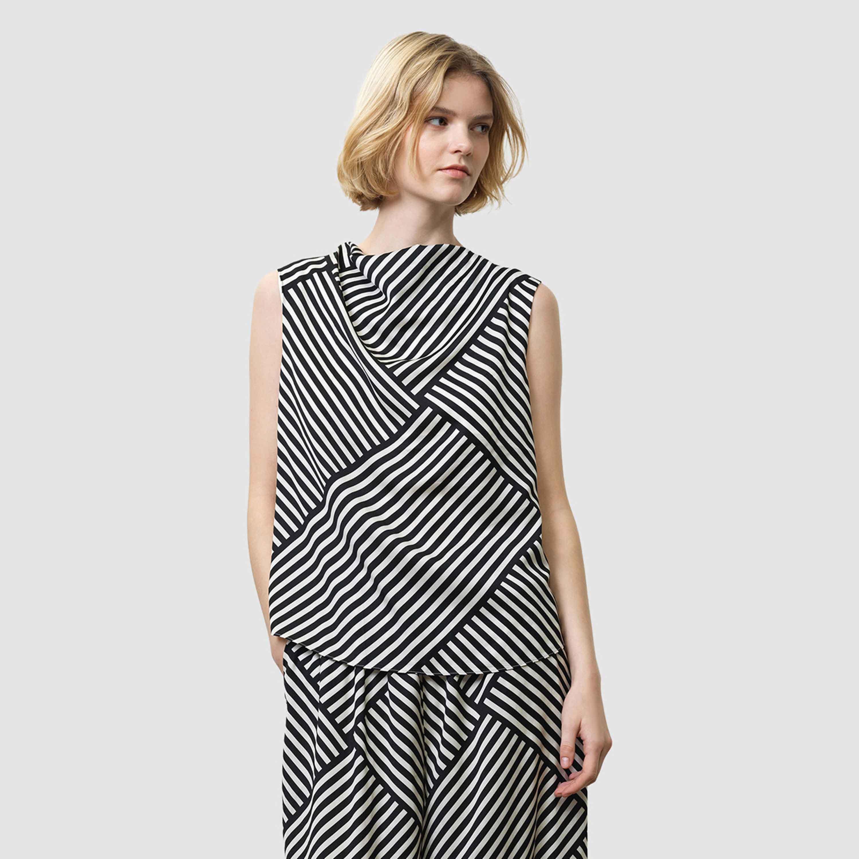 بلوزة نسائية بياقة منسدلة "كاول نيك" ومخططة لون أسود من فرينش كونكشن-women-clothing-shirtsandblouses-blouses-image-1