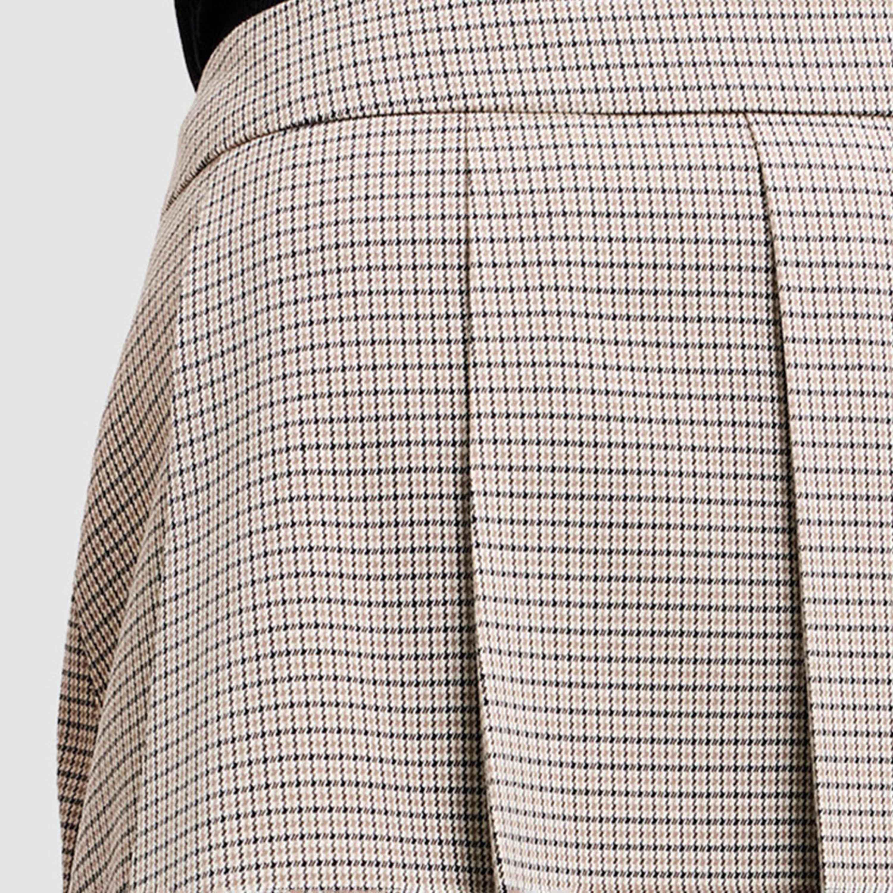 تنورة ميني نسائية بكسرات ونقشة مربعات دقيقة "ميكرو تشيكد" لون بيج من فرينش كونكشن-women-clothing-bottoms-skirts-image-4