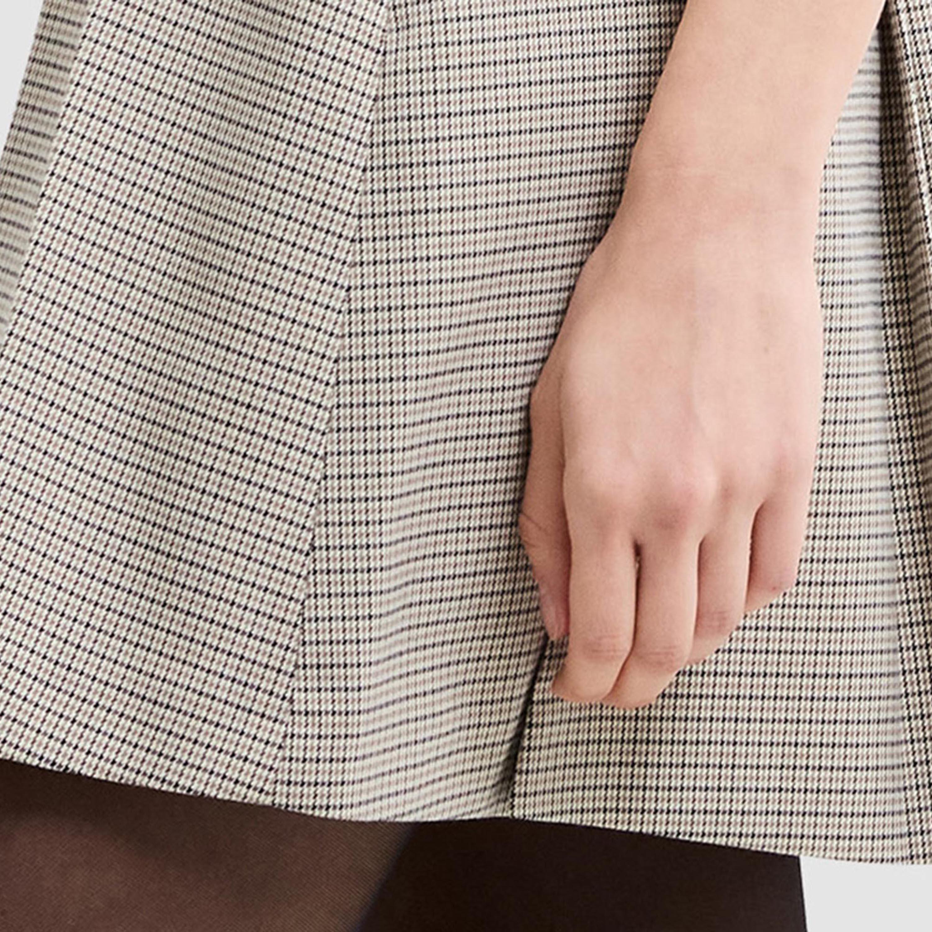 تنورة ميني نسائية بكسرات ونقشة مربعات دقيقة "ميكرو تشيكد" لون بيج من فرينش كونكشن-women-clothing-bottoms-skirts-image-5