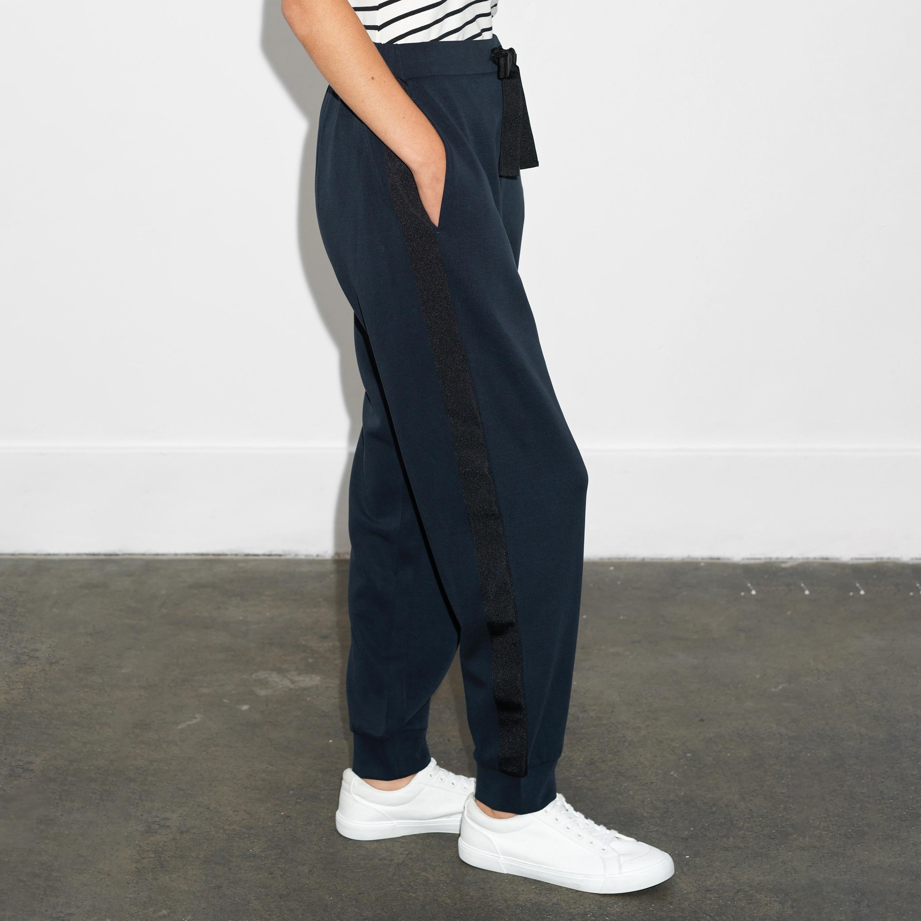 بنطال رياضي (جوغر) حريمي بقصة مكفوفة (تاپرد) وخصر ببرباط باللون الأزرق من فرينش كونكشن-women-clothing-joggers-image-3