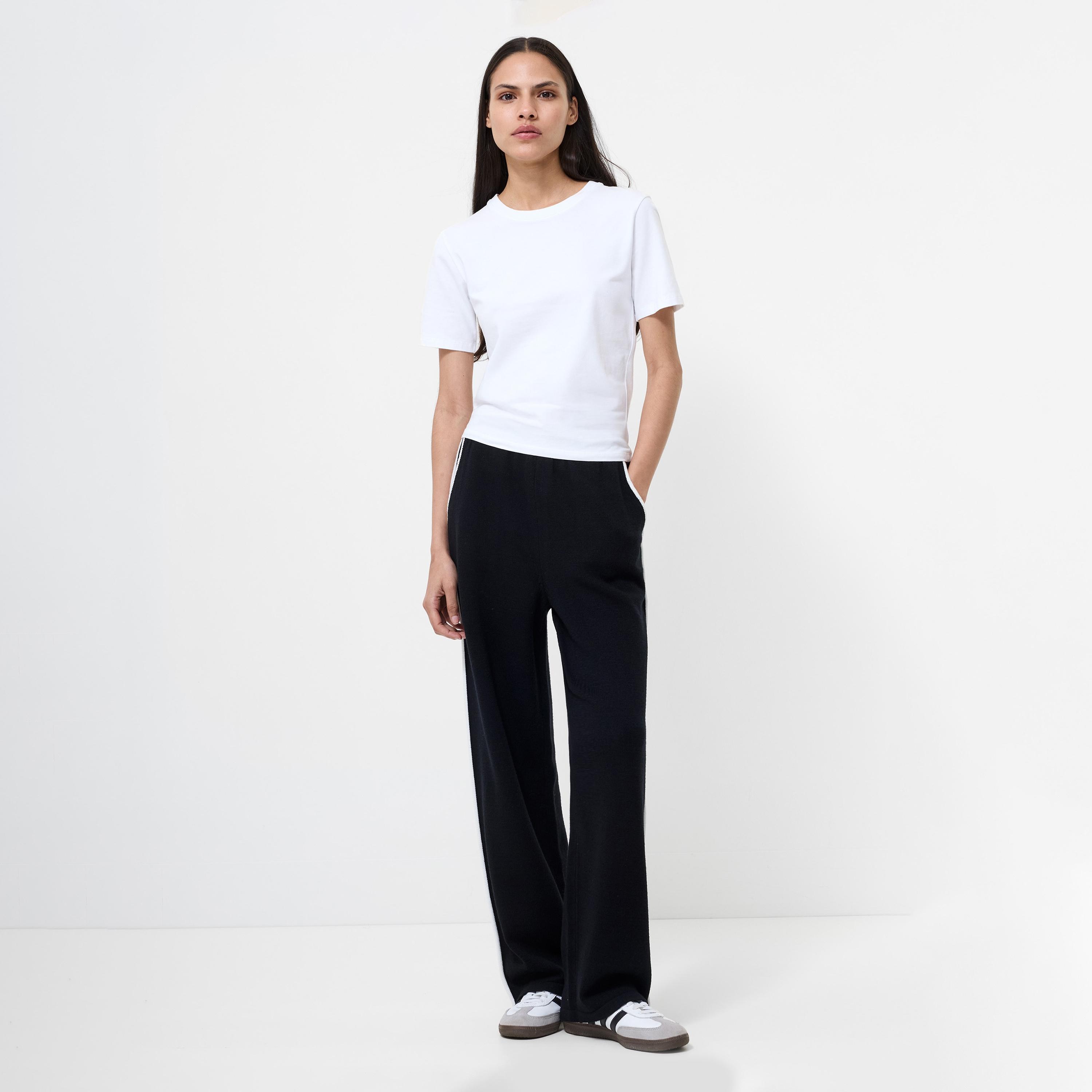بنطال حريمي بقصة أرجل واسعة وخصر مطاطي وشريط جانبي من فرينش كونكشن-women-clothing-trousers-image-2