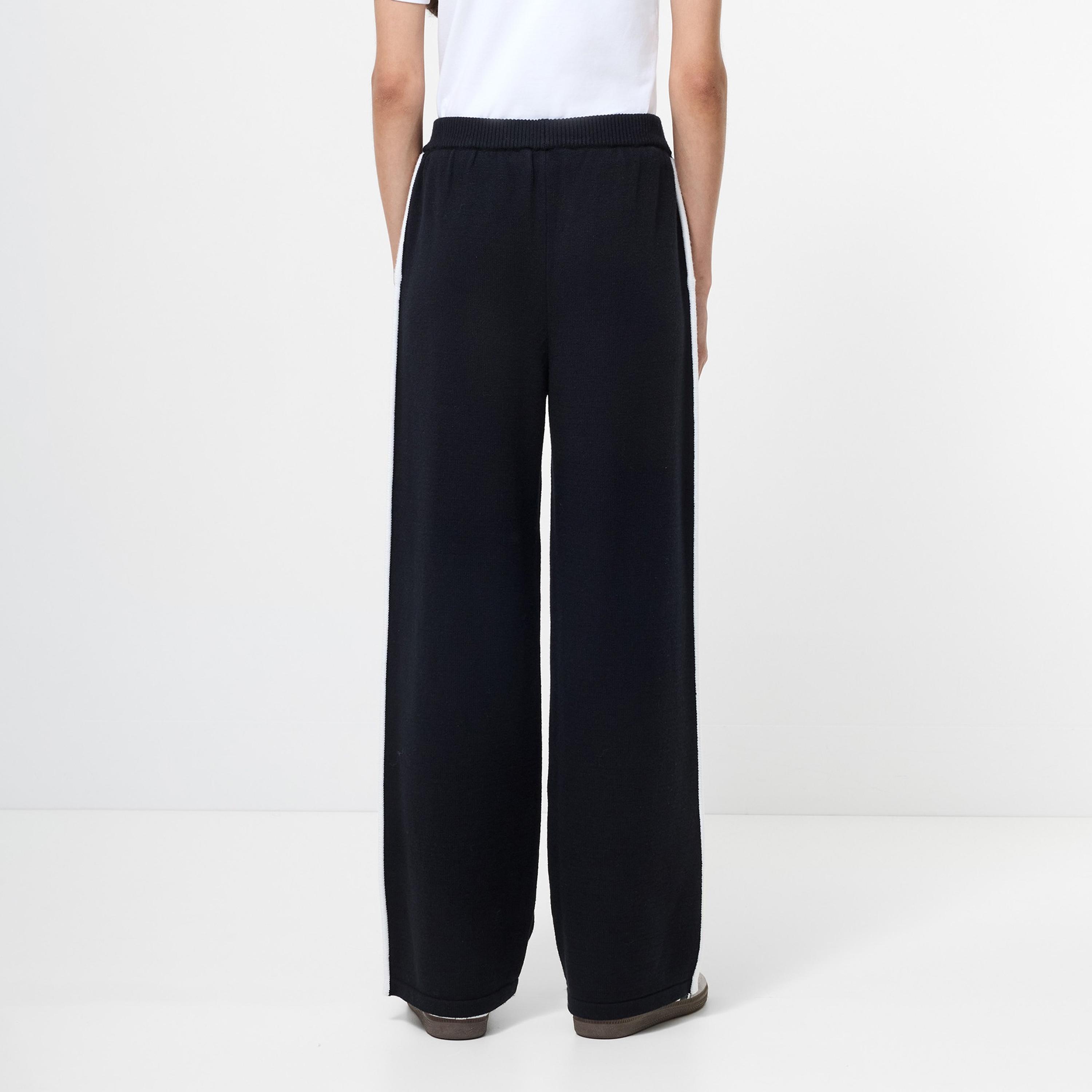 بنطال حريمي بقصة أرجل واسعة وخصر مطاطي وشريط جانبي من فرينش كونكشن-women-clothing-trousers-image-4