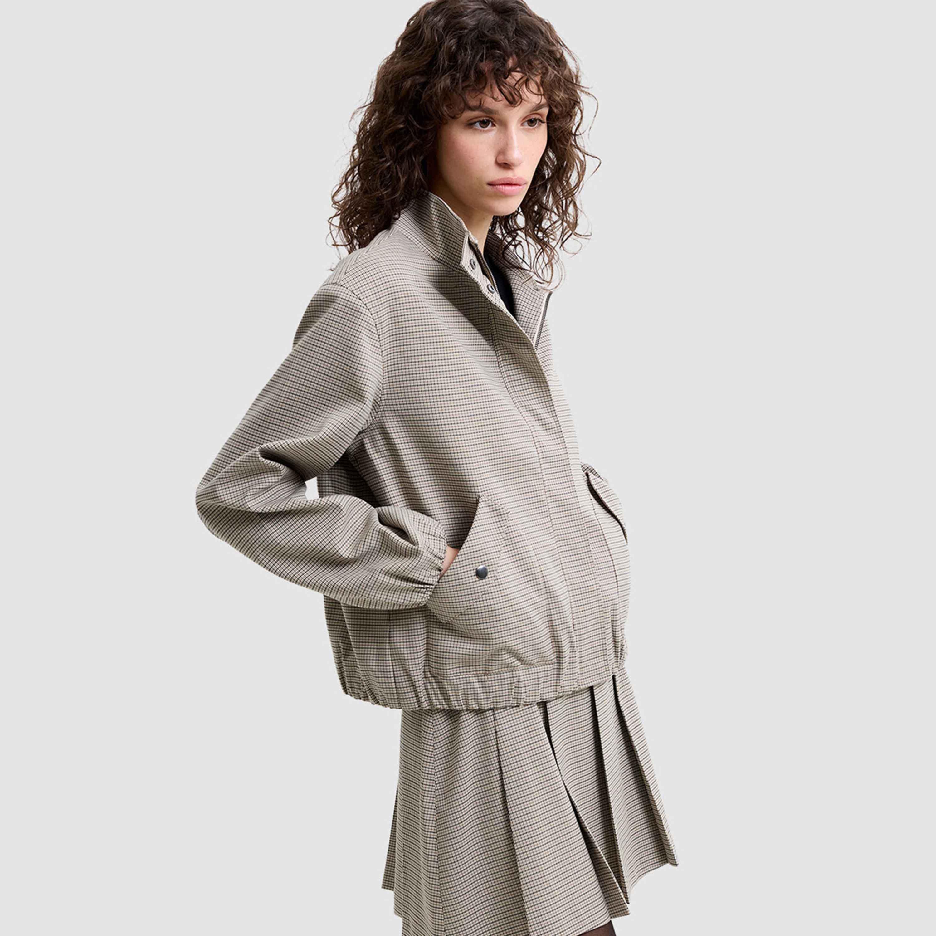 جاكيت نسائي برقبة عالية ونقشة مربعات دقيقة "ميكرو تشيكد" لون بيج من فرينش كونكشن-women-winterwear-coatsandjackets-jackets-image-4