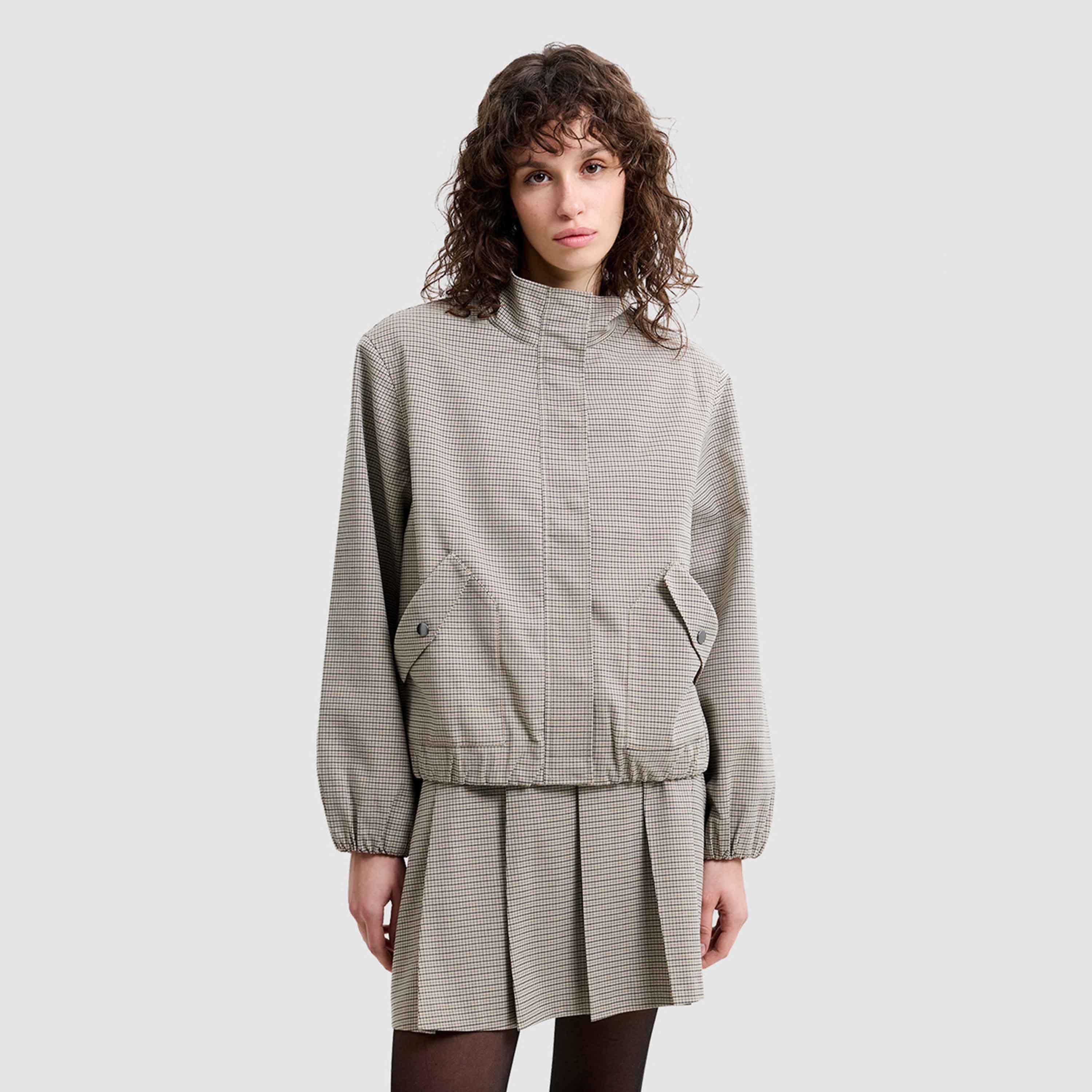 جاكيت نسائي برقبة عالية ونقشة مربعات دقيقة "ميكرو تشيكد" لون بيج من فرينش كونكشن-women-winterwear-coatsandjackets-jackets-image-5