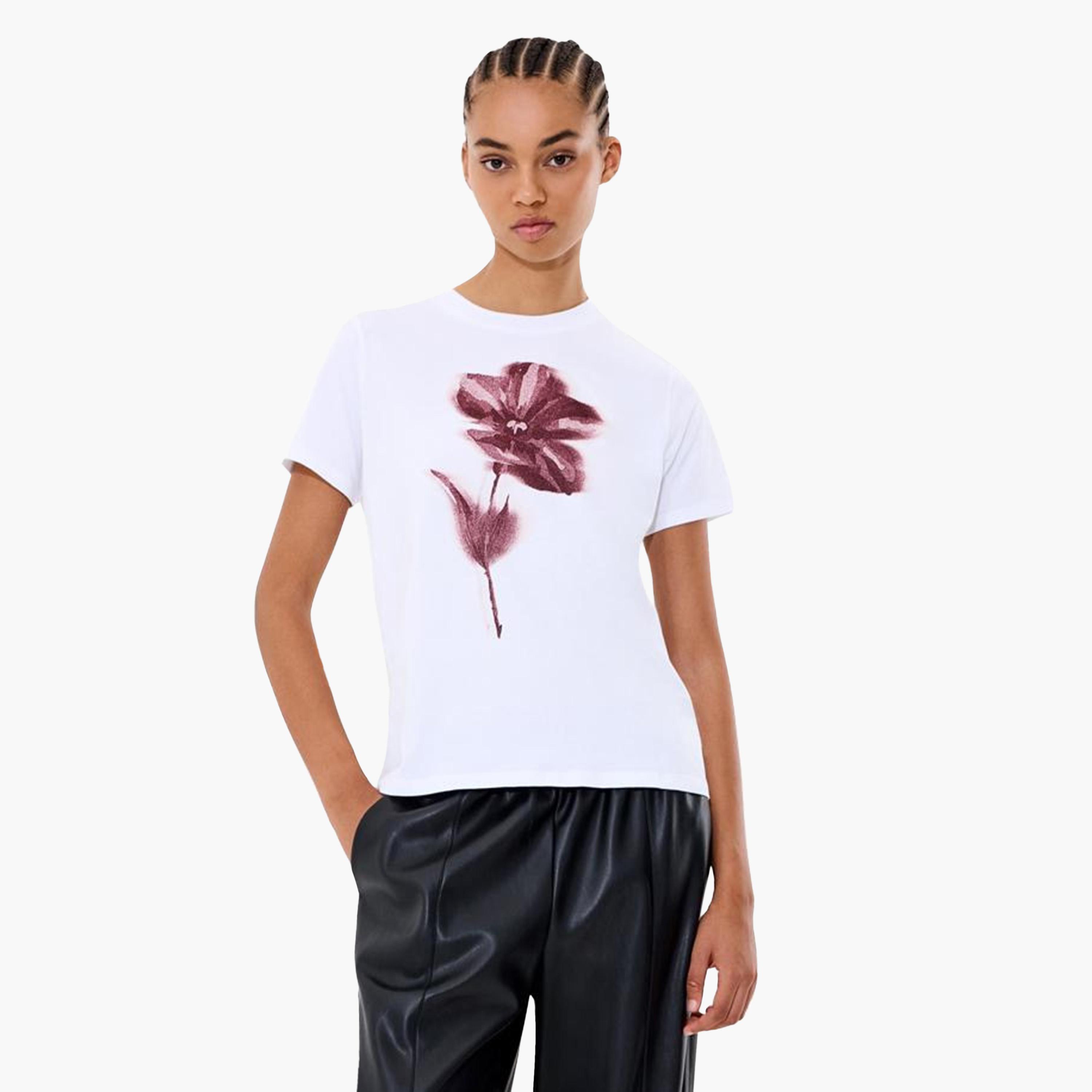 تيشيرت نسائي أبيض مطبوع عليه رسومات من فرينش كونيكشن-women-clothing-tshirts-image-1