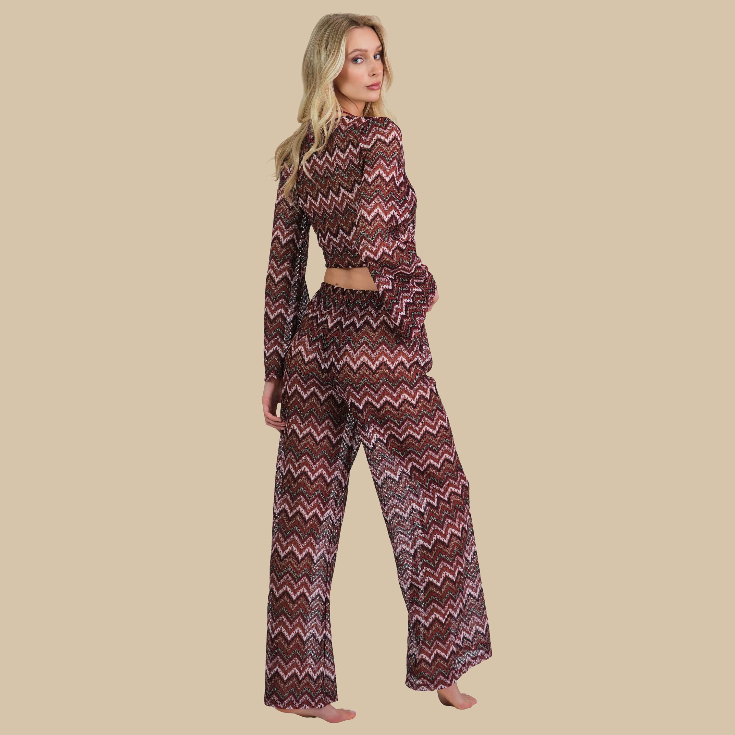 بلوزة نسائية قصيرة بياقة V وأكمام طويلة بنقشة متعرجة من إيسلا اند إيفي-women-clothing-swimandbeach-beachwear-image-4