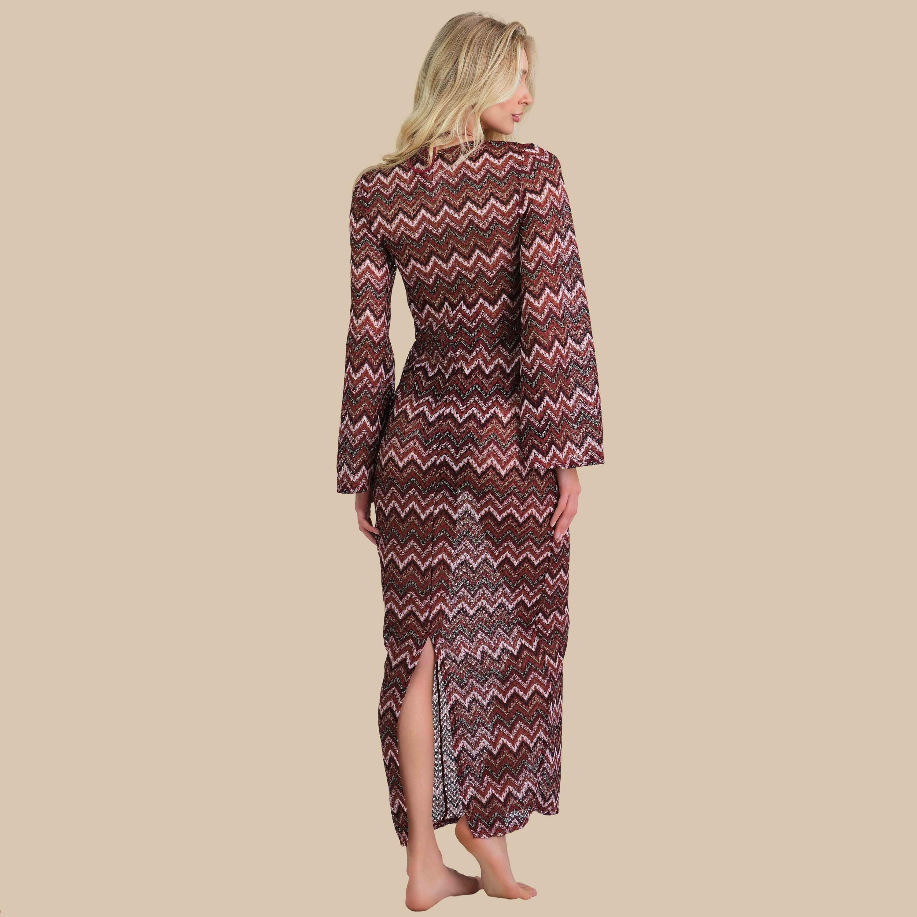 فستان نسائي بياقة V وأكمام طويلة بنقشة متعرجة من إيسلا اند إيفي-women-clothing-swimandbeach-coverups-image-4