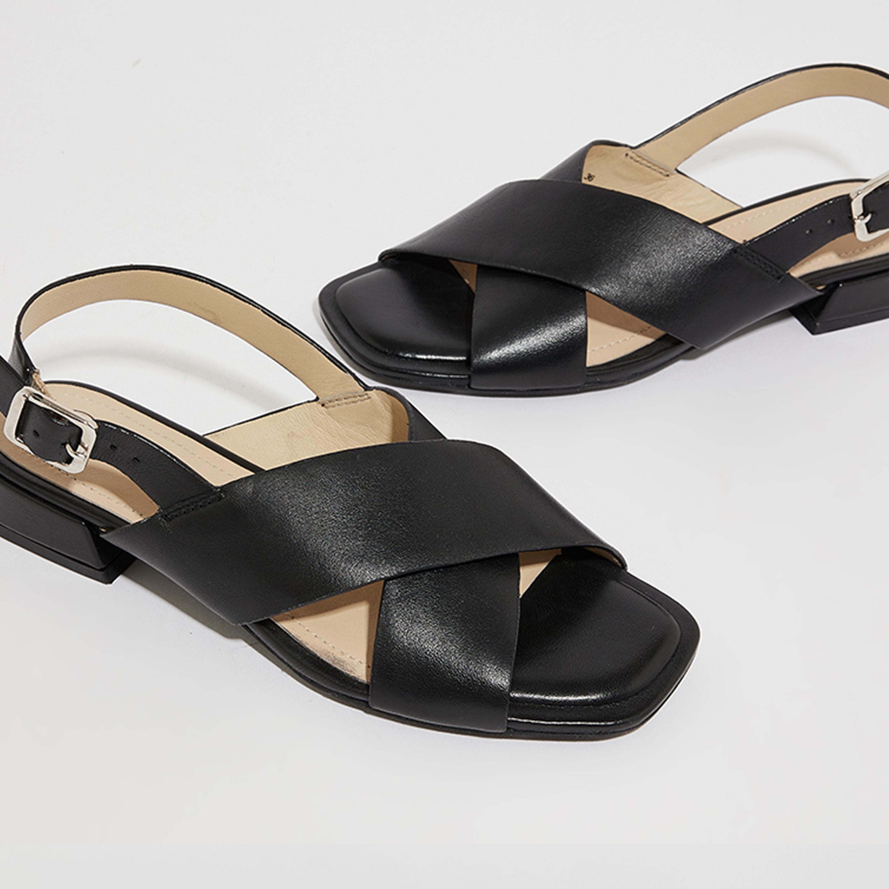 هاش بابيز- صندل للنساء بإبزيم تشارلوت بحزام | 78884-001-women-shoes-heels-image-4