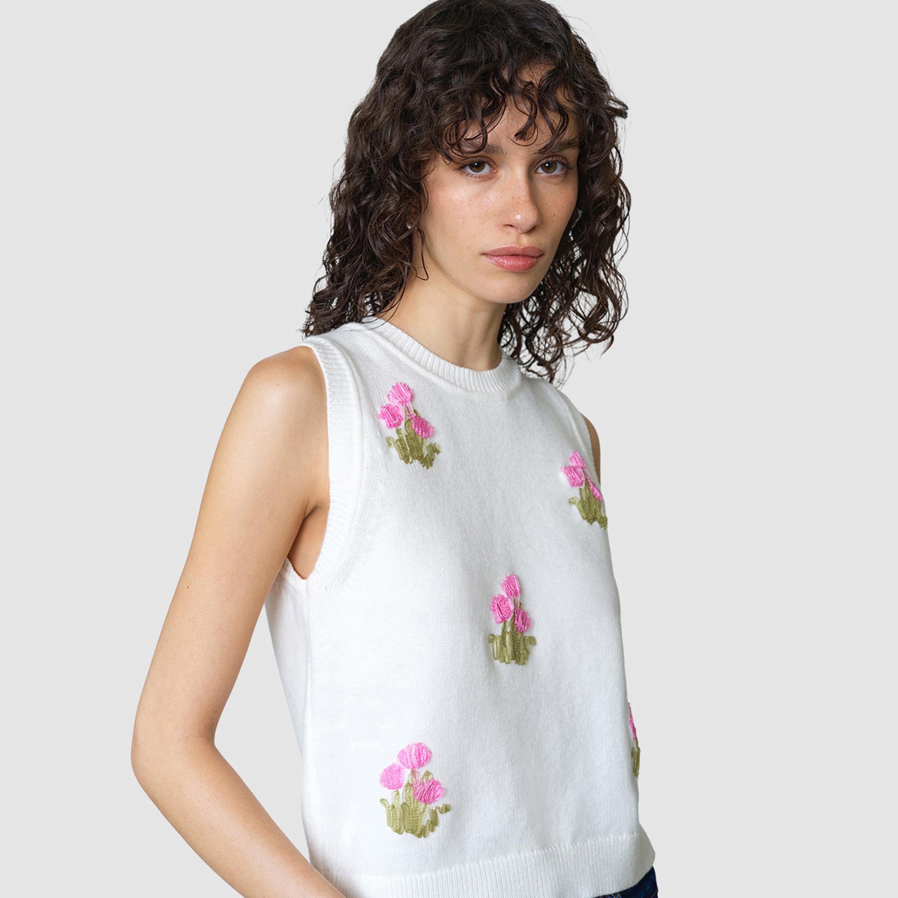 بلوزة محبوكة "تانك" نسائية بزهور بارزة لون أبيض من فرينش كونكشن-women-clothing-shirtsandblouses-blouses-image-5