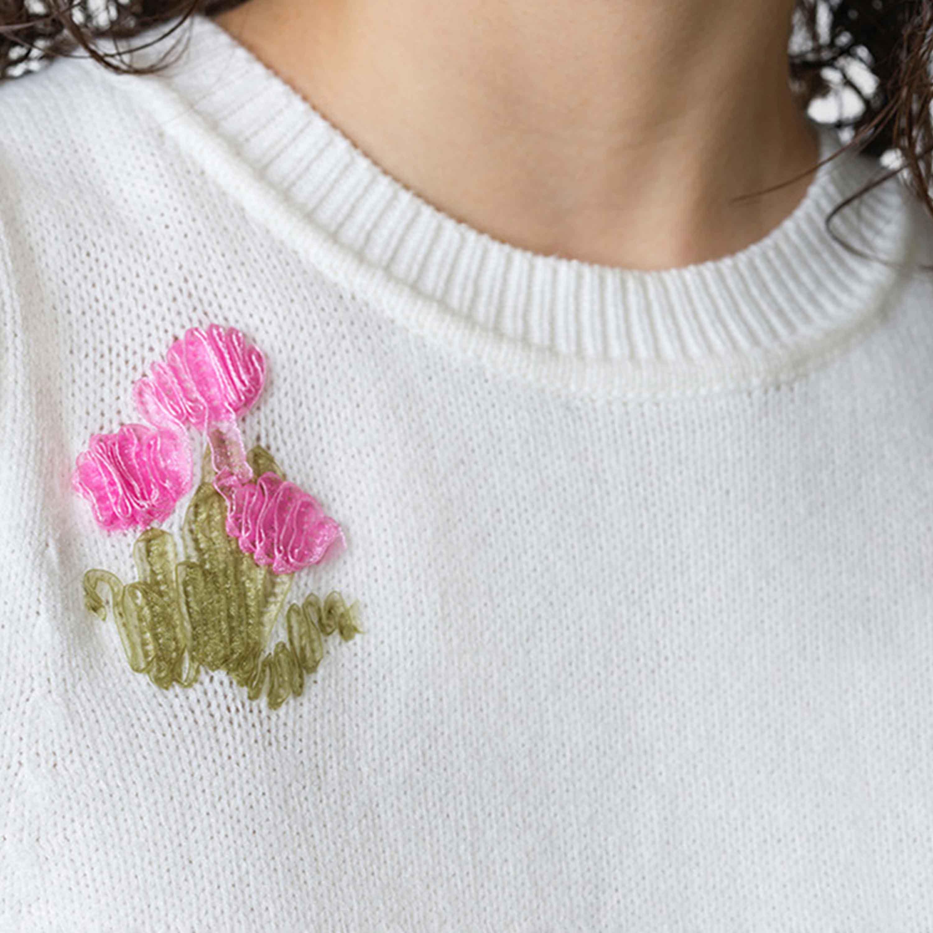 بلوزة محبوكة "تانك" نسائية بزهور بارزة لون أبيض من فرينش كونكشن-women-clothing-shirtsandblouses-blouses-image-6