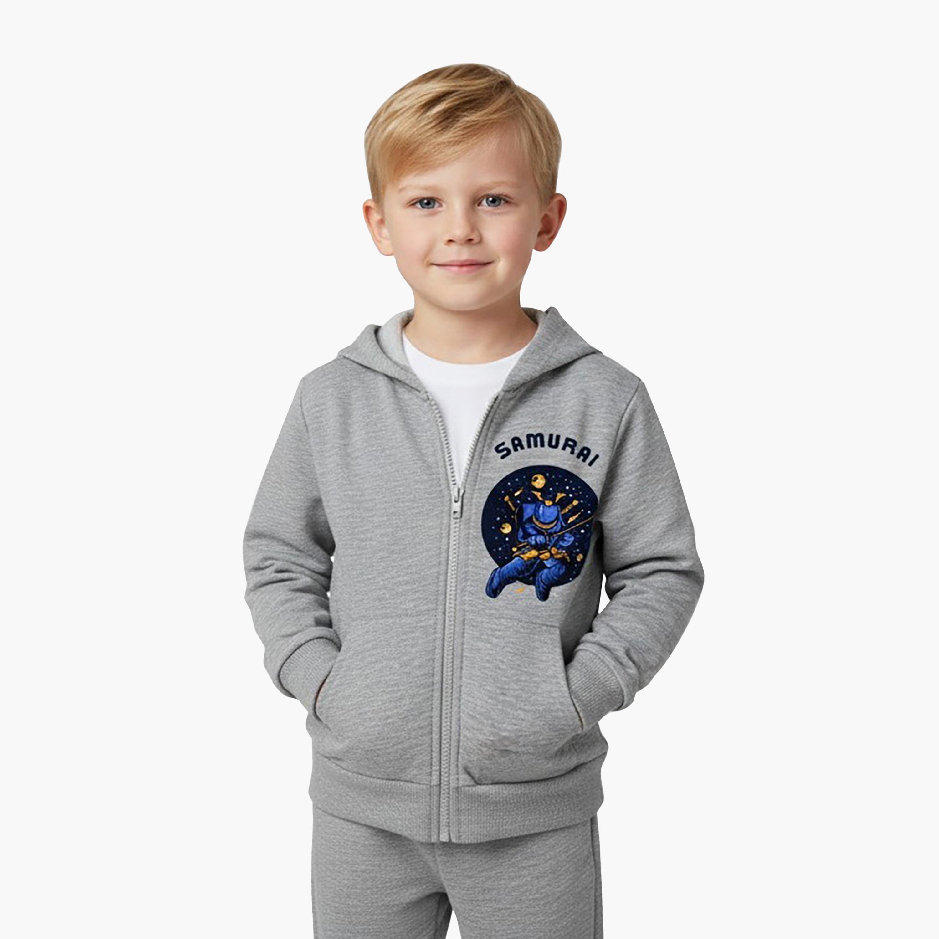 جاكيت شتوي بقلنسوة وسحاب بطبعة ساموراي من بيبيكلو-boys-clothing-jacketsandcoats-image-1