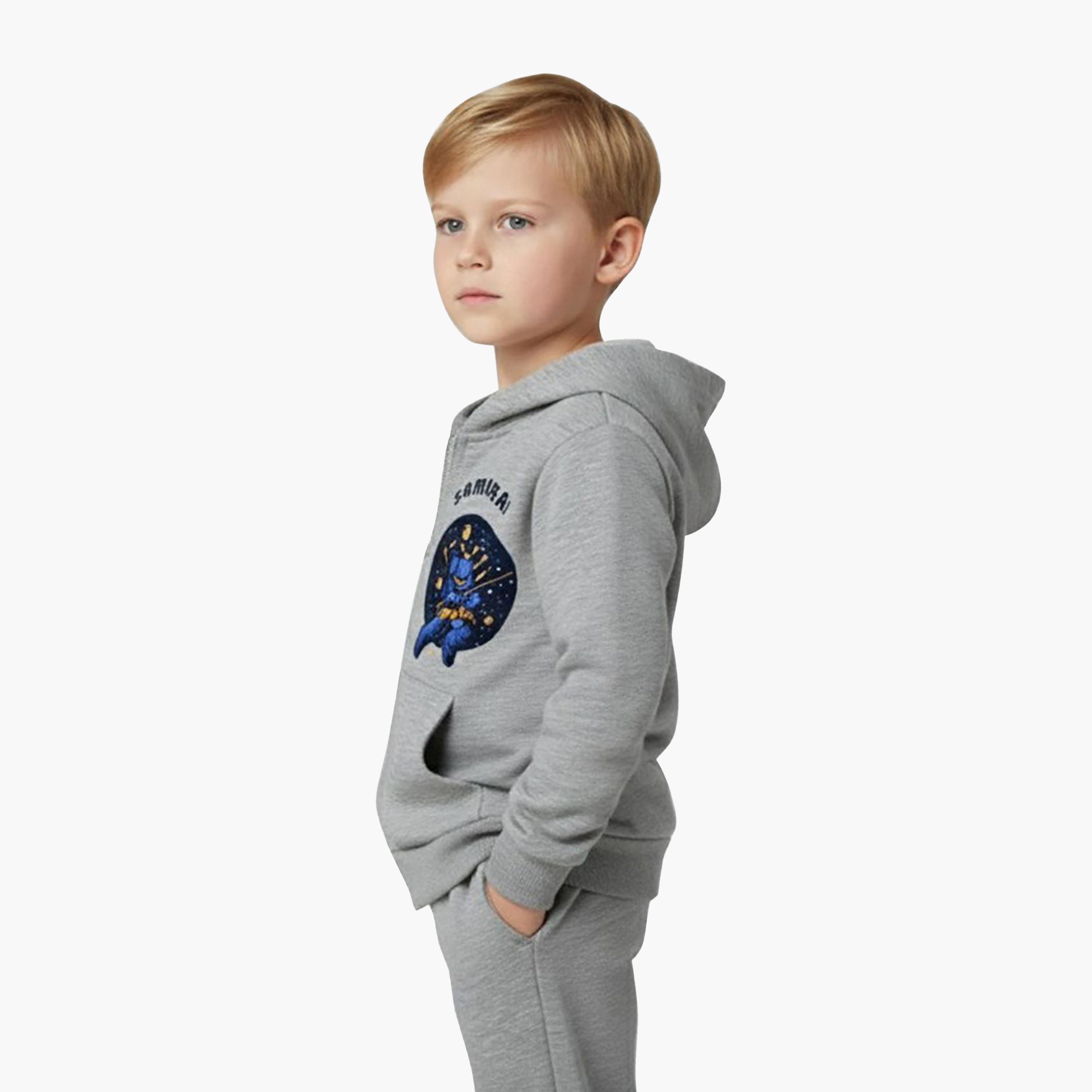 جاكيت شتوي بقلنسوة وسحاب بطبعة ساموراي من بيبيكلو-boys-clothing-jacketsandcoats-image-4