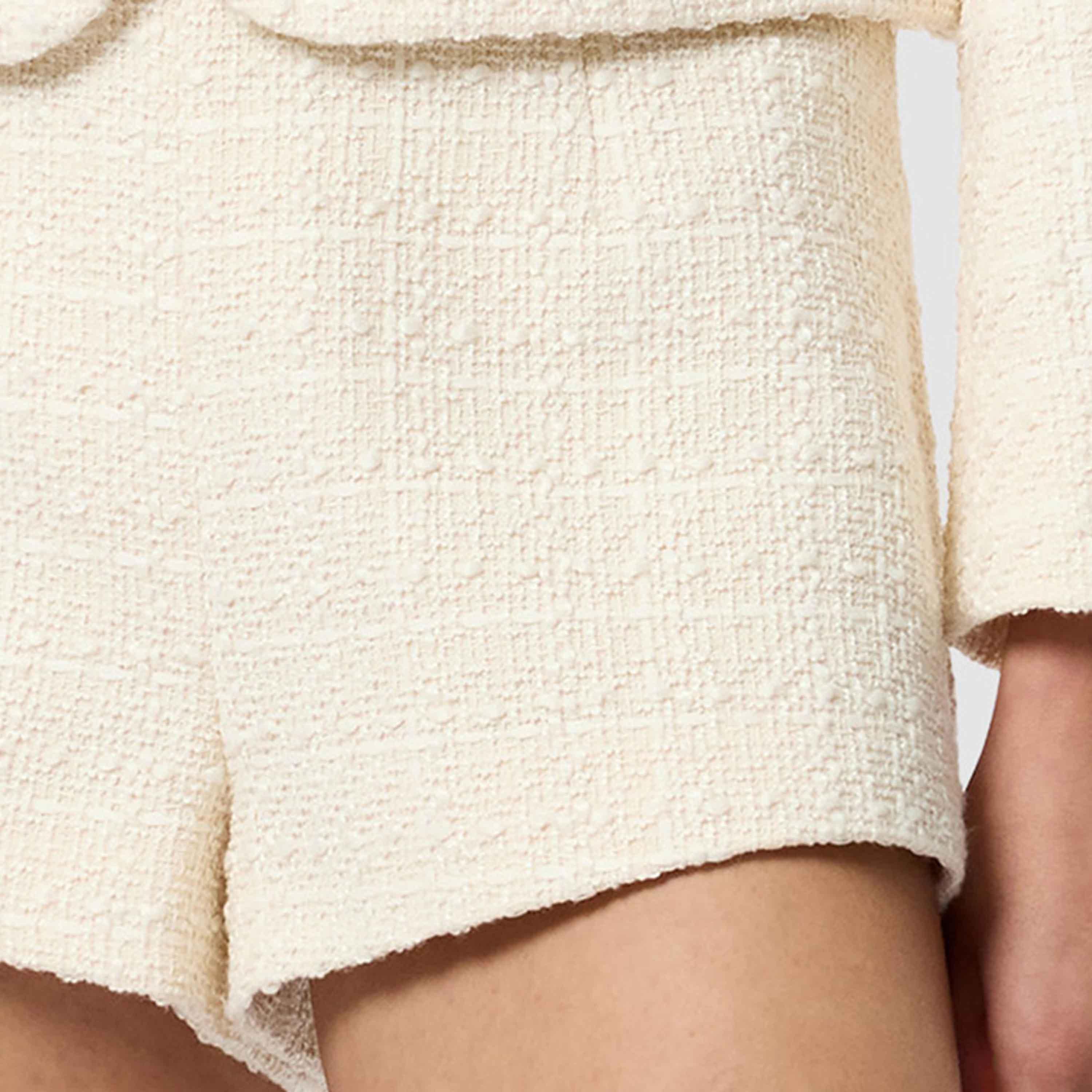 شورت نسائي قماش تويد متماسك لون كريمي من فرينش كونكشن-women-clothing-bottoms-shorts-image-5