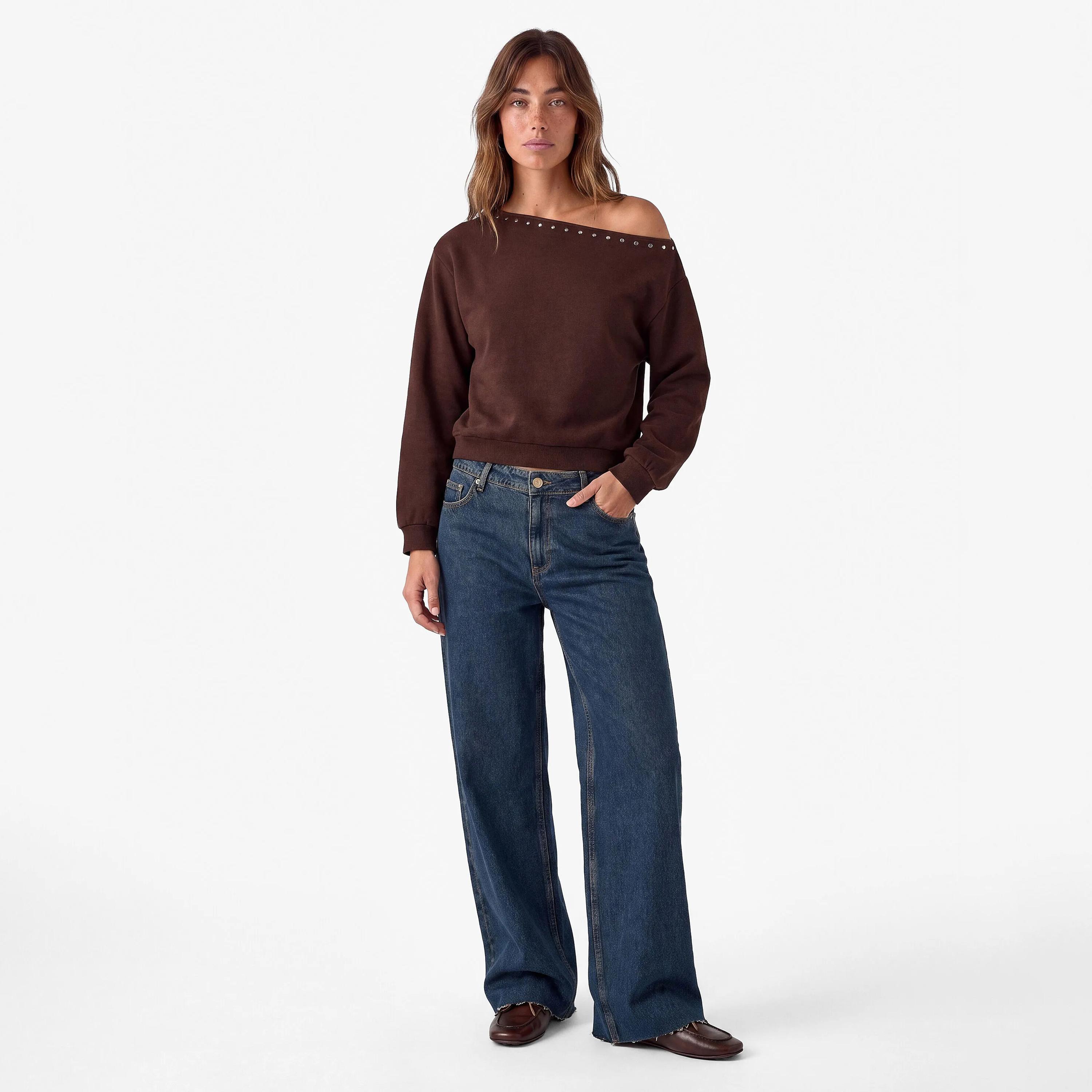 سويت شيرت حريمي بكتف واحد من قماش القطن باللون البني من كوتون-women-clothing-hoodiesandsweatshirts-sweatshirts-image-2