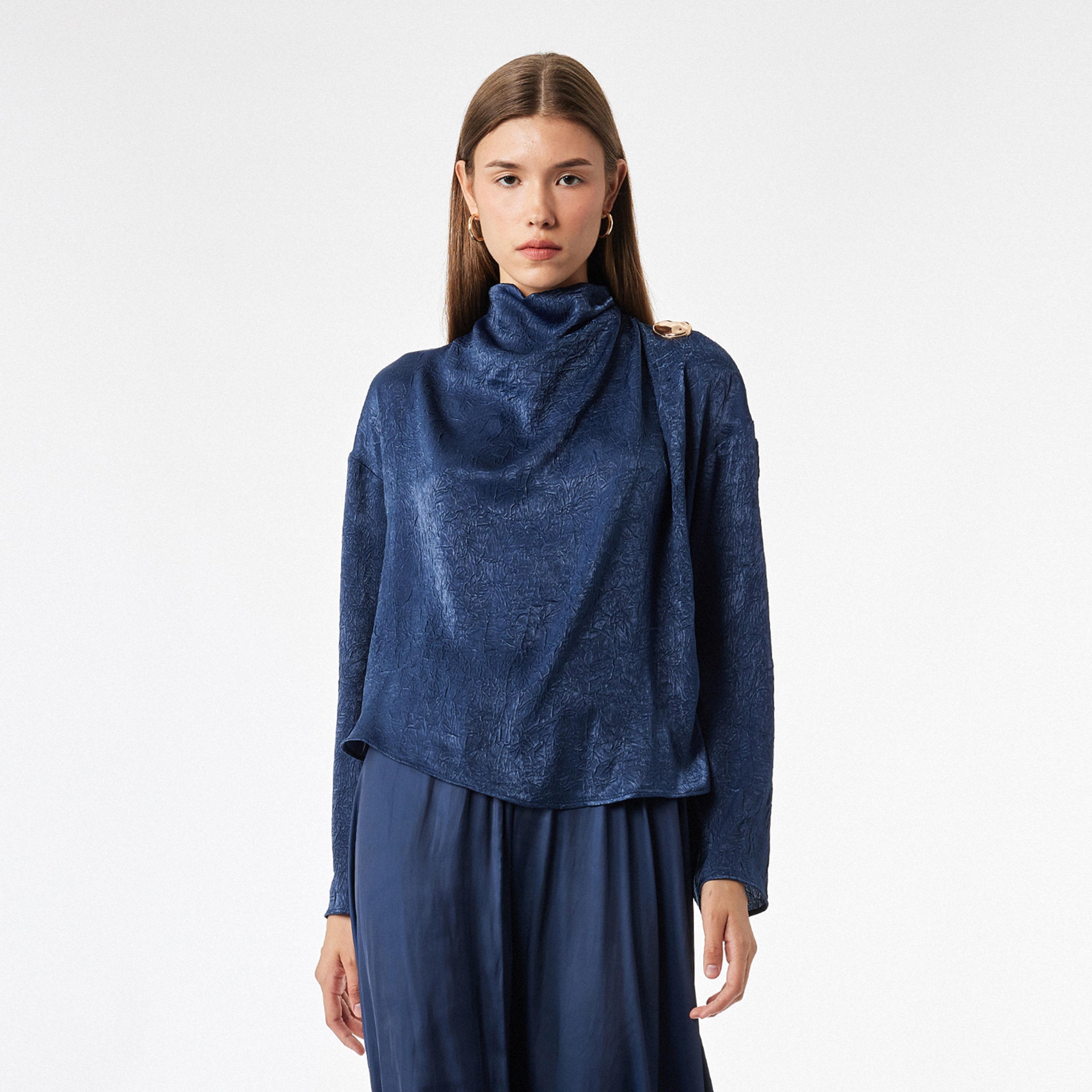 بلوزة حريمي بقماش مجعد وياقة متساقطة (كاول) وأكتاف مائلة باللون الأزرق من كوتون-women-clothing-shirtsandblouses-blouses-image-1