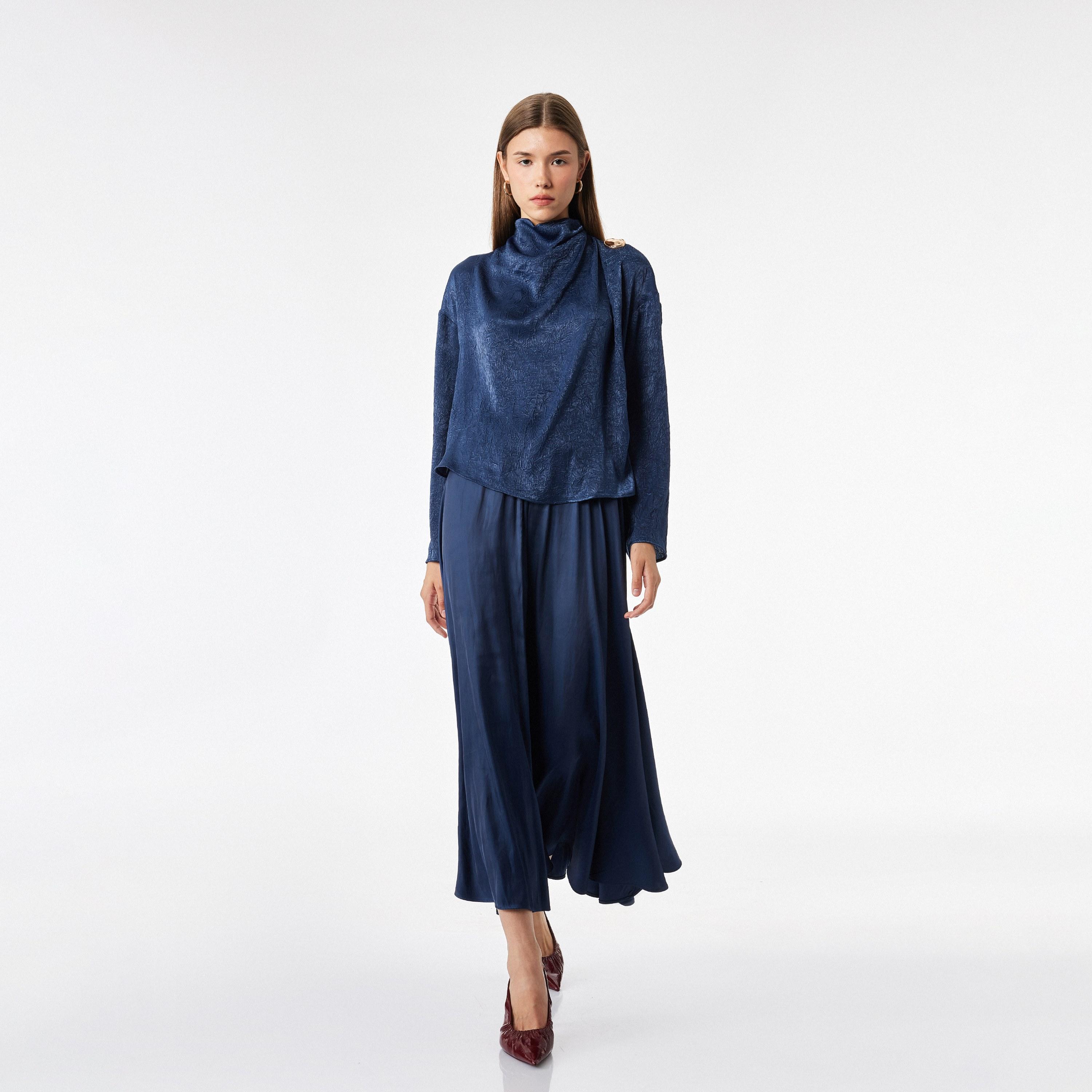 بلوزة حريمي بقماش مجعد وياقة متساقطة (كاول) وأكتاف مائلة باللون الأزرق من كوتون-women-clothing-shirtsandblouses-blouses-image-2