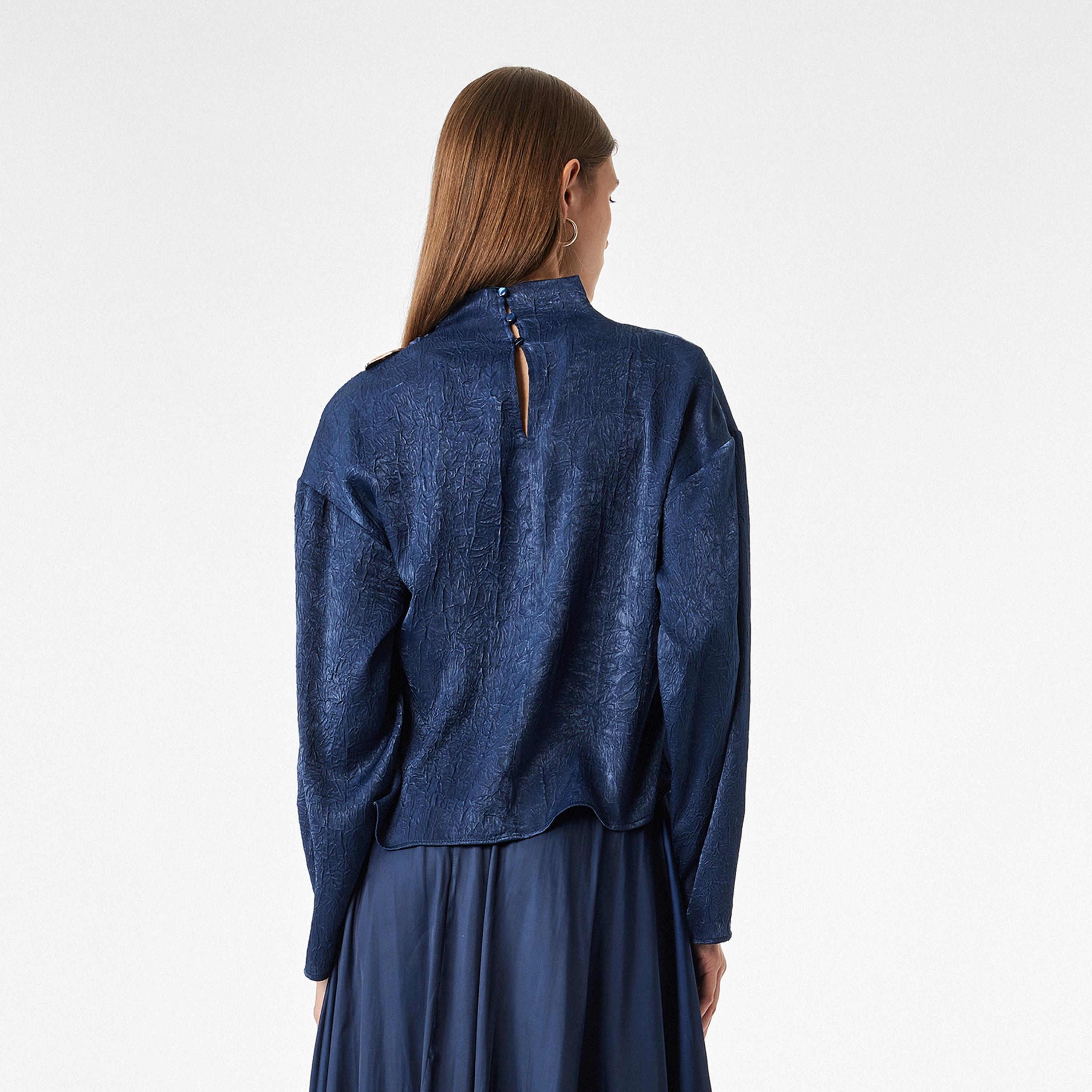 بلوزة حريمي بقماش مجعد وياقة متساقطة (كاول) وأكتاف مائلة باللون الأزرق من كوتون-women-clothing-shirtsandblouses-blouses-image-3