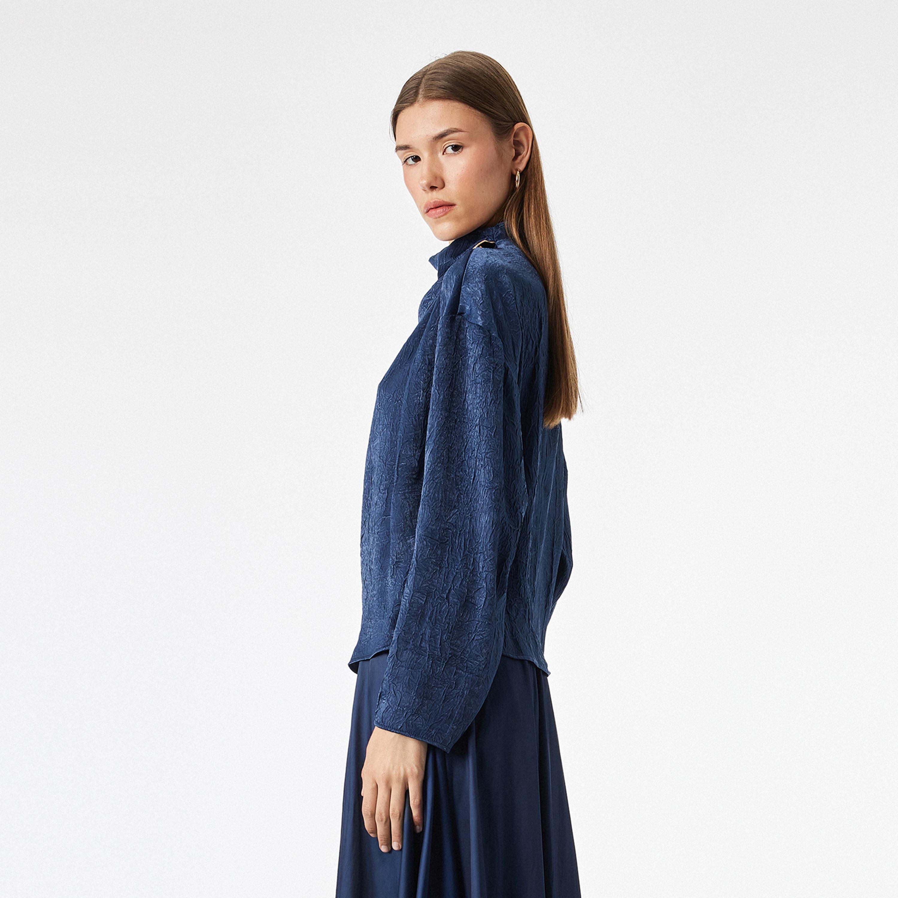 بلوزة حريمي بقماش مجعد وياقة متساقطة (كاول) وأكتاف مائلة باللون الأزرق من كوتون-women-clothing-shirtsandblouses-blouses-image-5