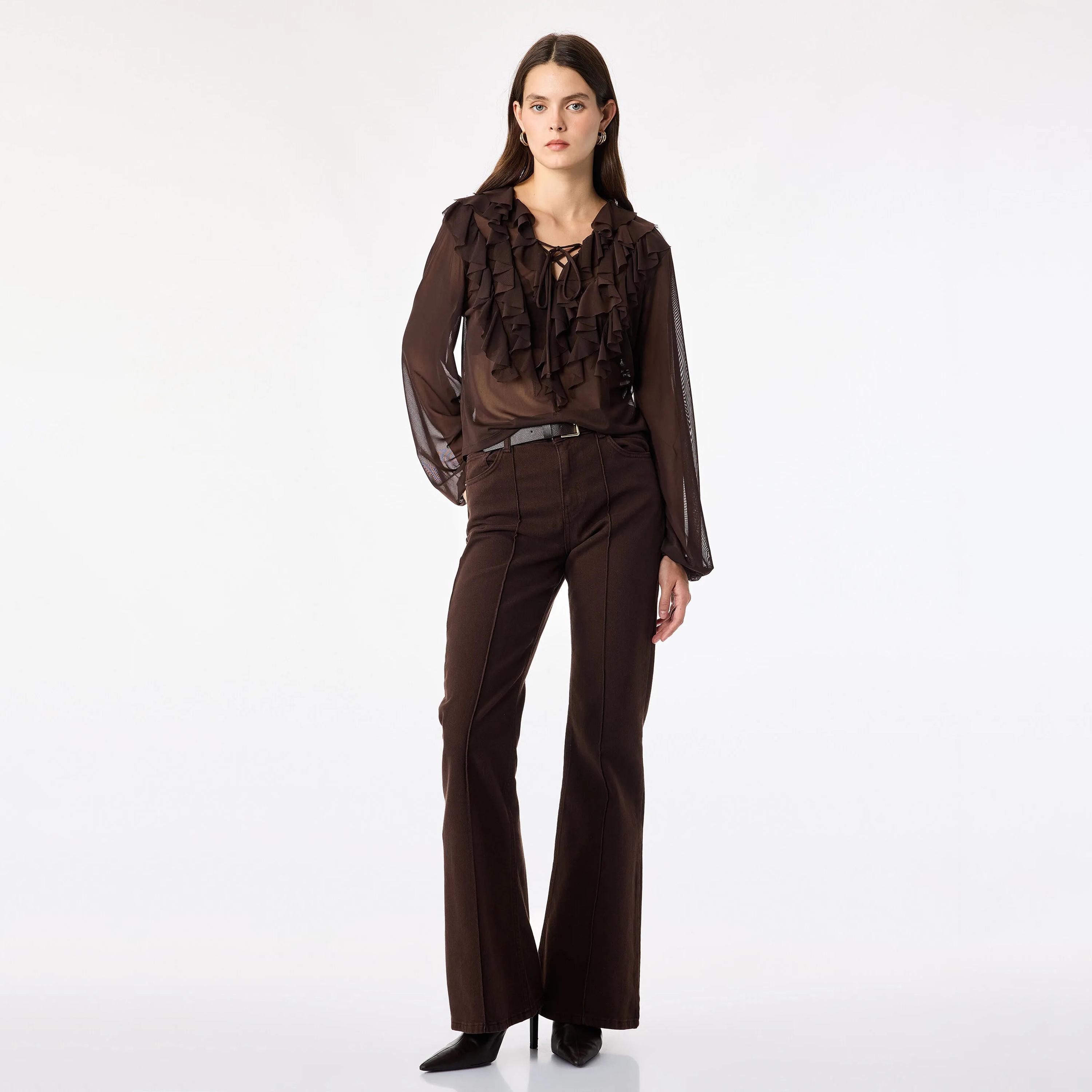 توب حريمي بني بكشكشة ورقبة برباط وأكمام بالون من كوتون-women-clothing-shirtsandblouses-blouses-image-2