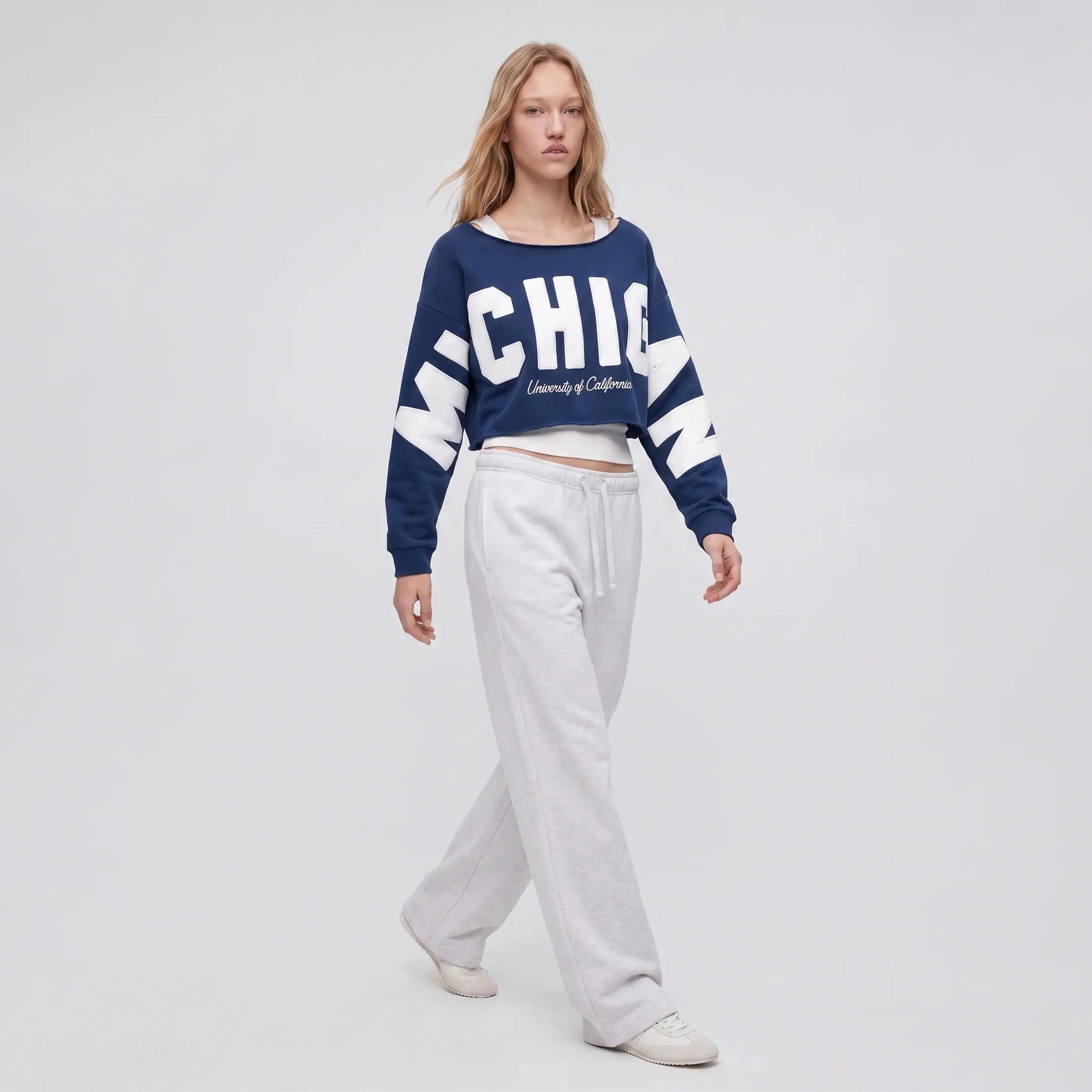 سويت شيرت حريمي بطبعة جرافيك باللون الكحلي وأكمام مسدلة من كوتون-women-clothing-hoodiesandsweatshirts-sweatshirts-image-2