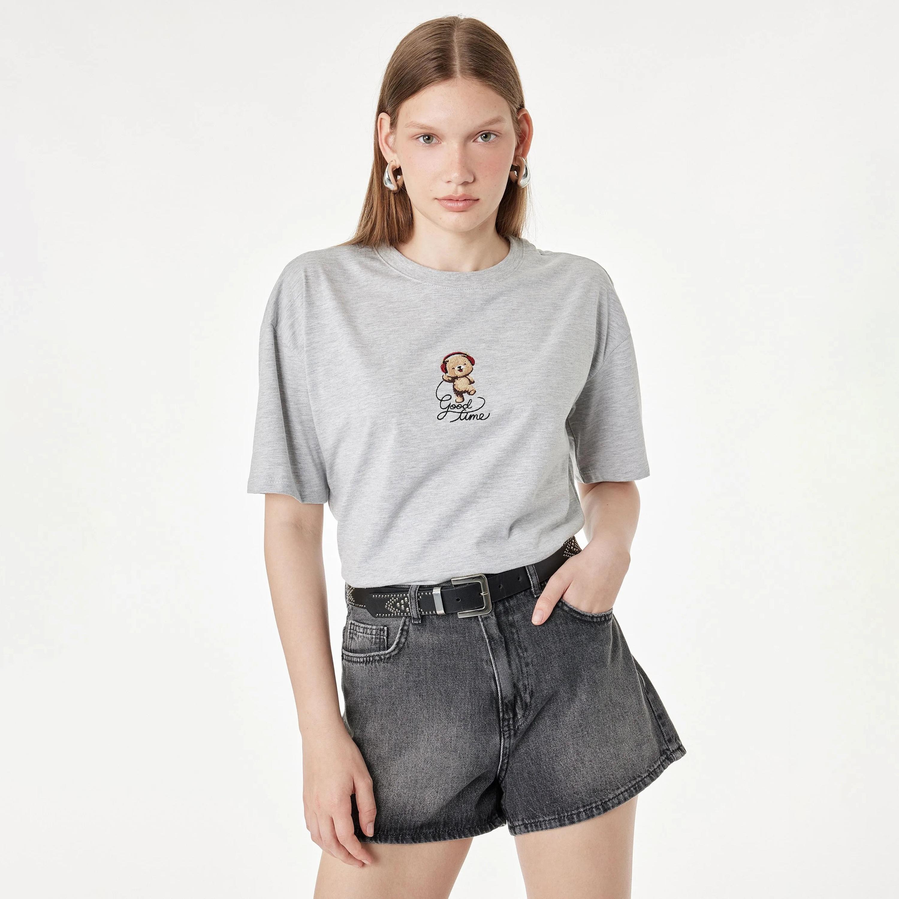 تيشيرت حريمي رمادي مطرز من كوتون-women-clothing-plussize-tshirts-image-1