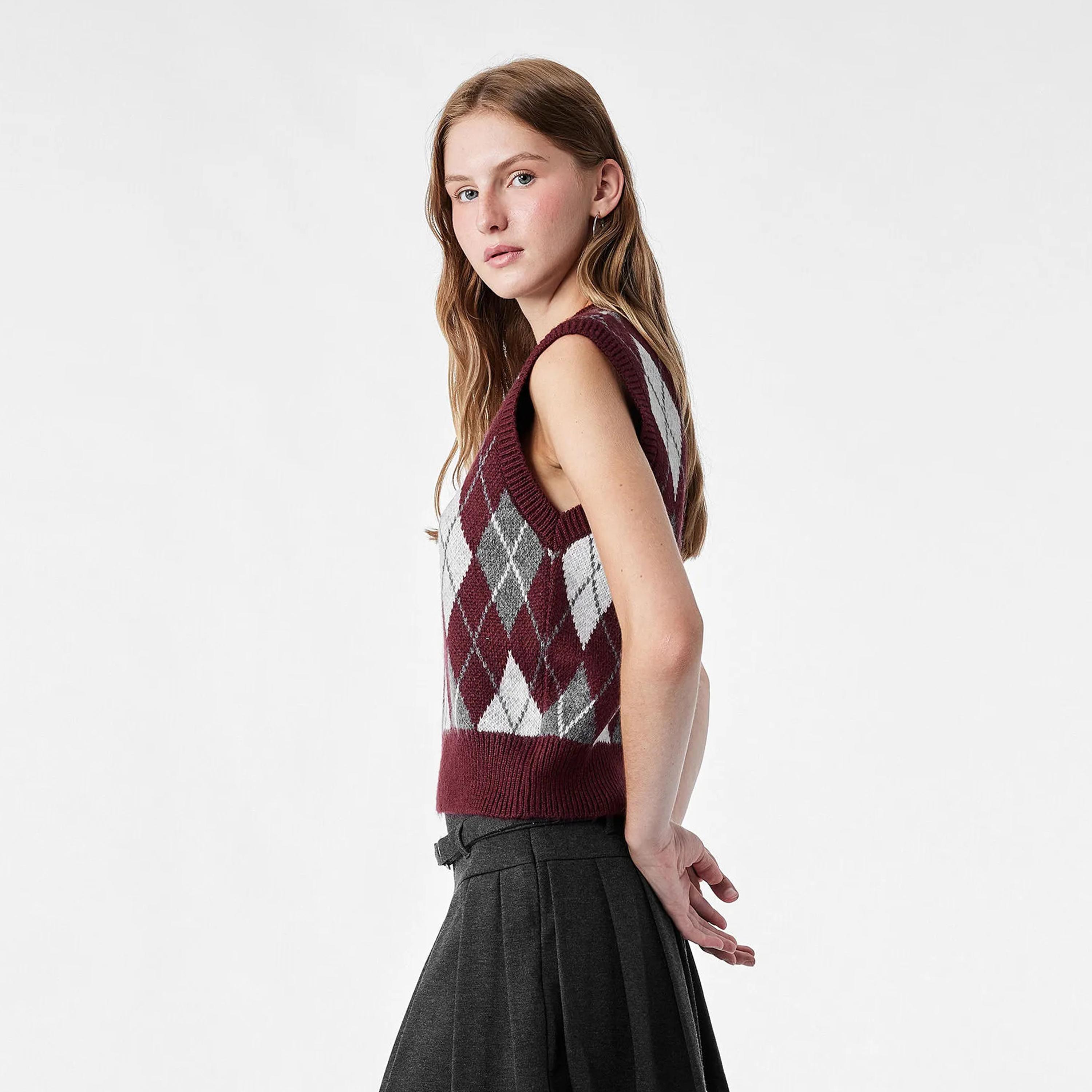 صديري تريكو حريمي بنقشة أرجايل باللون العنابي من كوتون-women-winterwear-cardigansandjumpers-jumpers-image-3