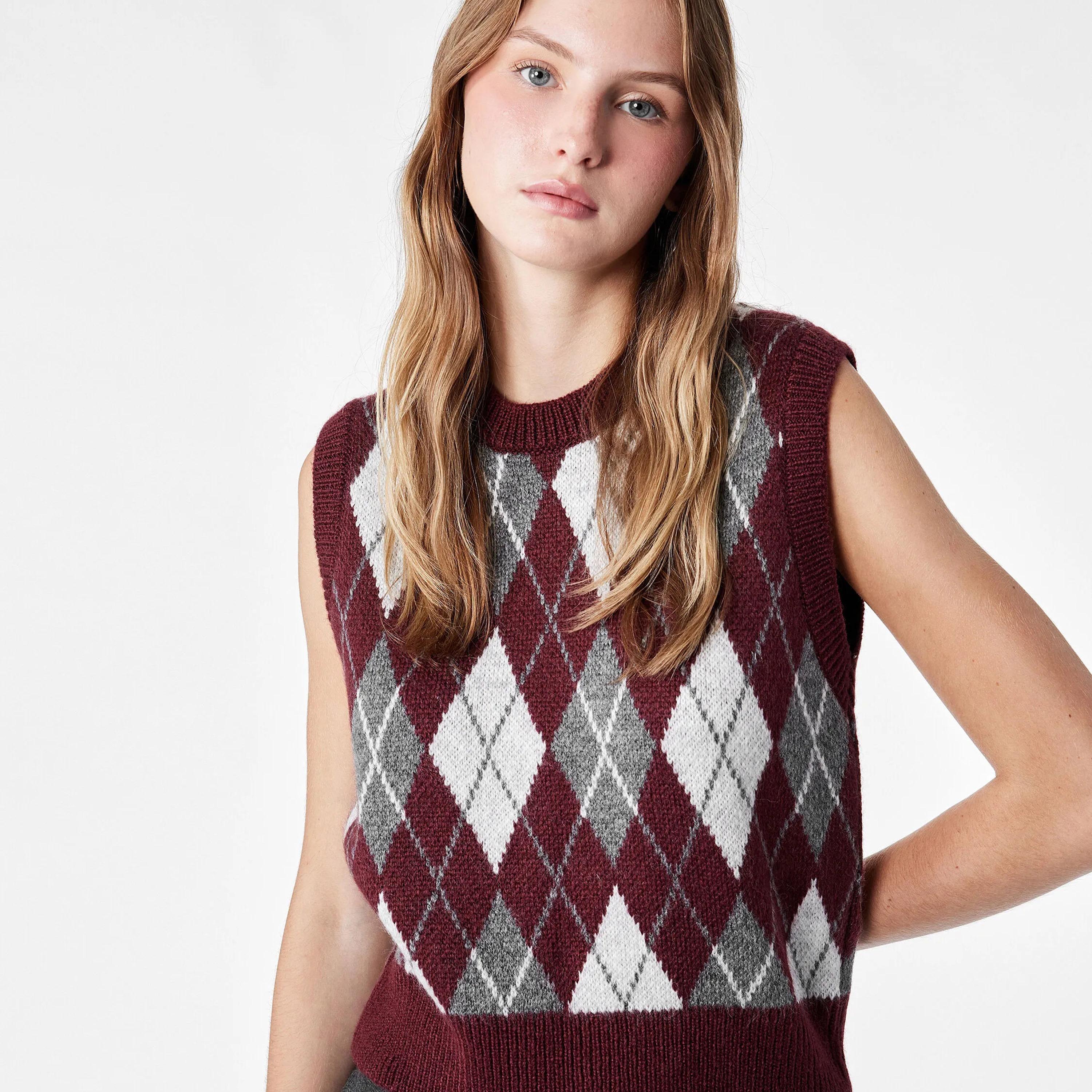 صديري تريكو حريمي بنقشة أرجايل باللون العنابي من كوتون-women-winterwear-cardigansandjumpers-jumpers-image-4