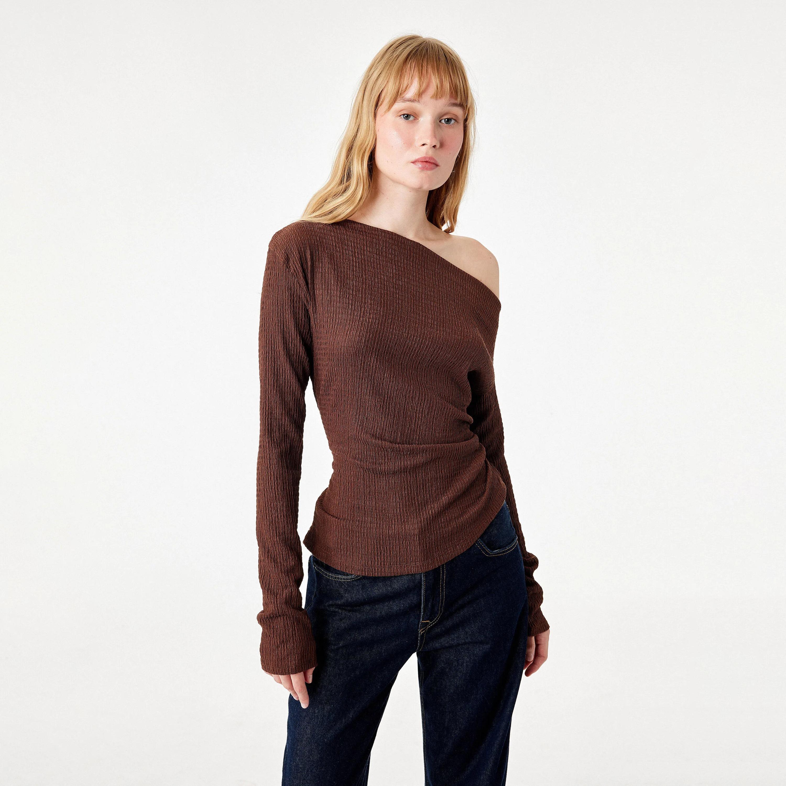 توب حريمي بملمس مجعد وفتحة رقبة غير متماثلة من كوتون-women-clothing-shirtsandblouses-blouses-image-1