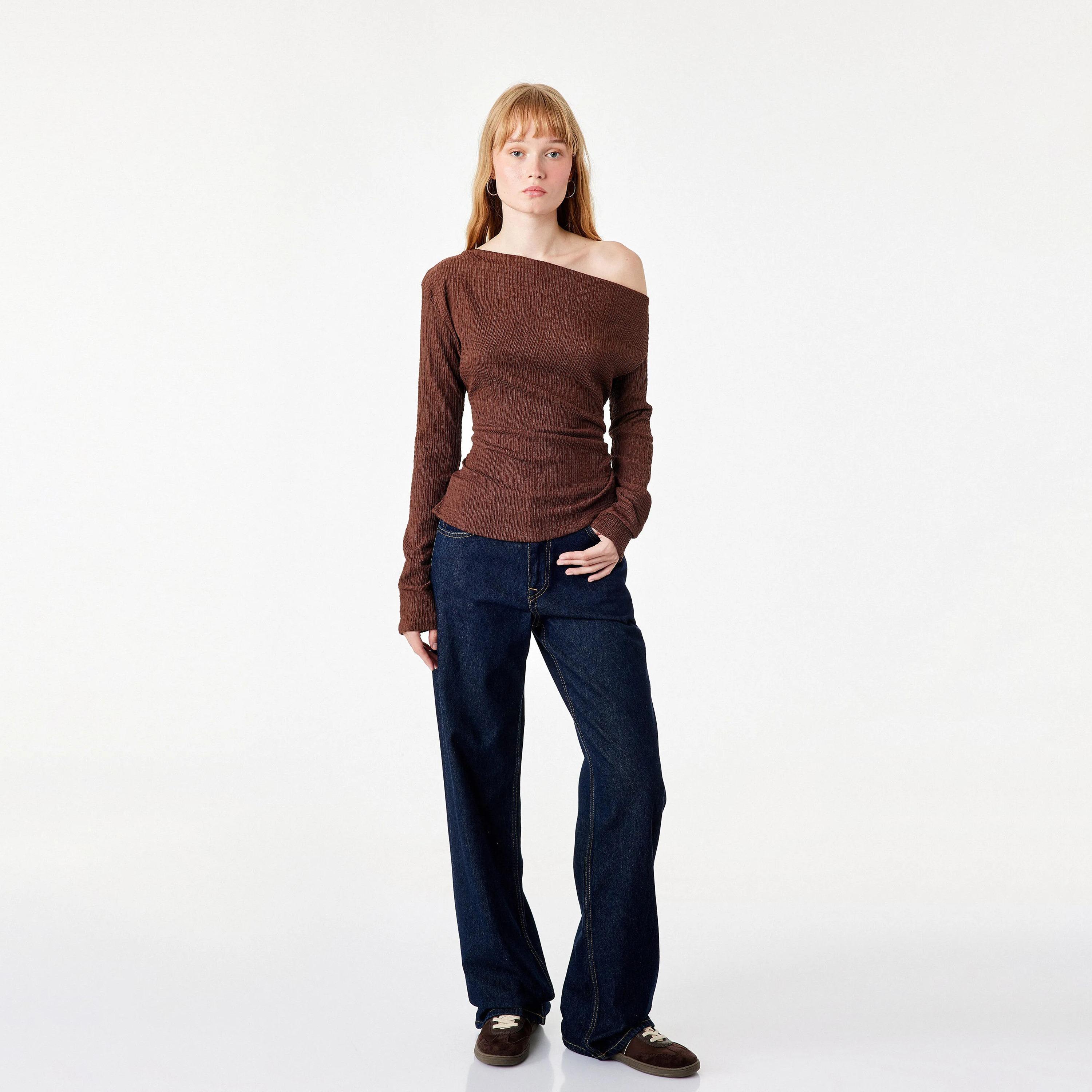 توب حريمي بملمس مجعد وفتحة رقبة غير متماثلة من كوتون-women-clothing-shirtsandblouses-blouses-image-2
