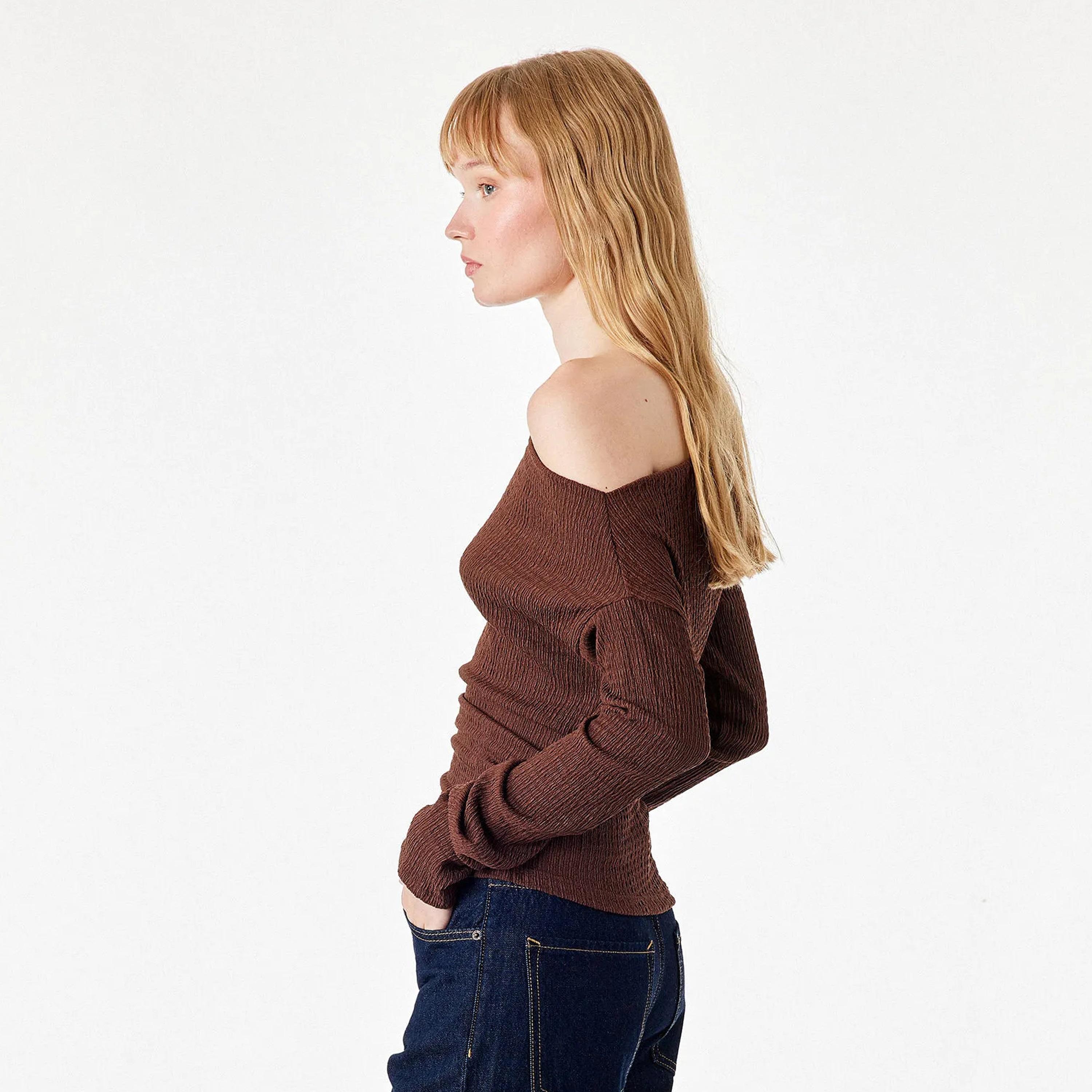 توب حريمي بملمس مجعد وفتحة رقبة غير متماثلة من كوتون-women-clothing-shirtsandblouses-blouses-image-3