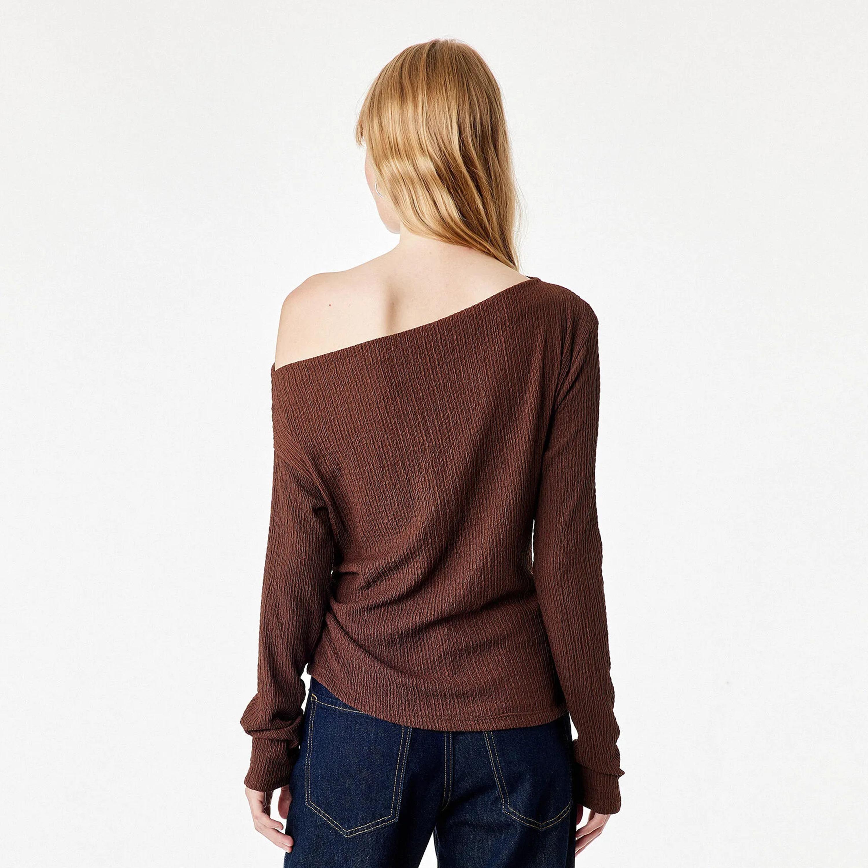 توب حريمي بملمس مجعد وفتحة رقبة غير متماثلة من كوتون-women-clothing-shirtsandblouses-blouses-image-4