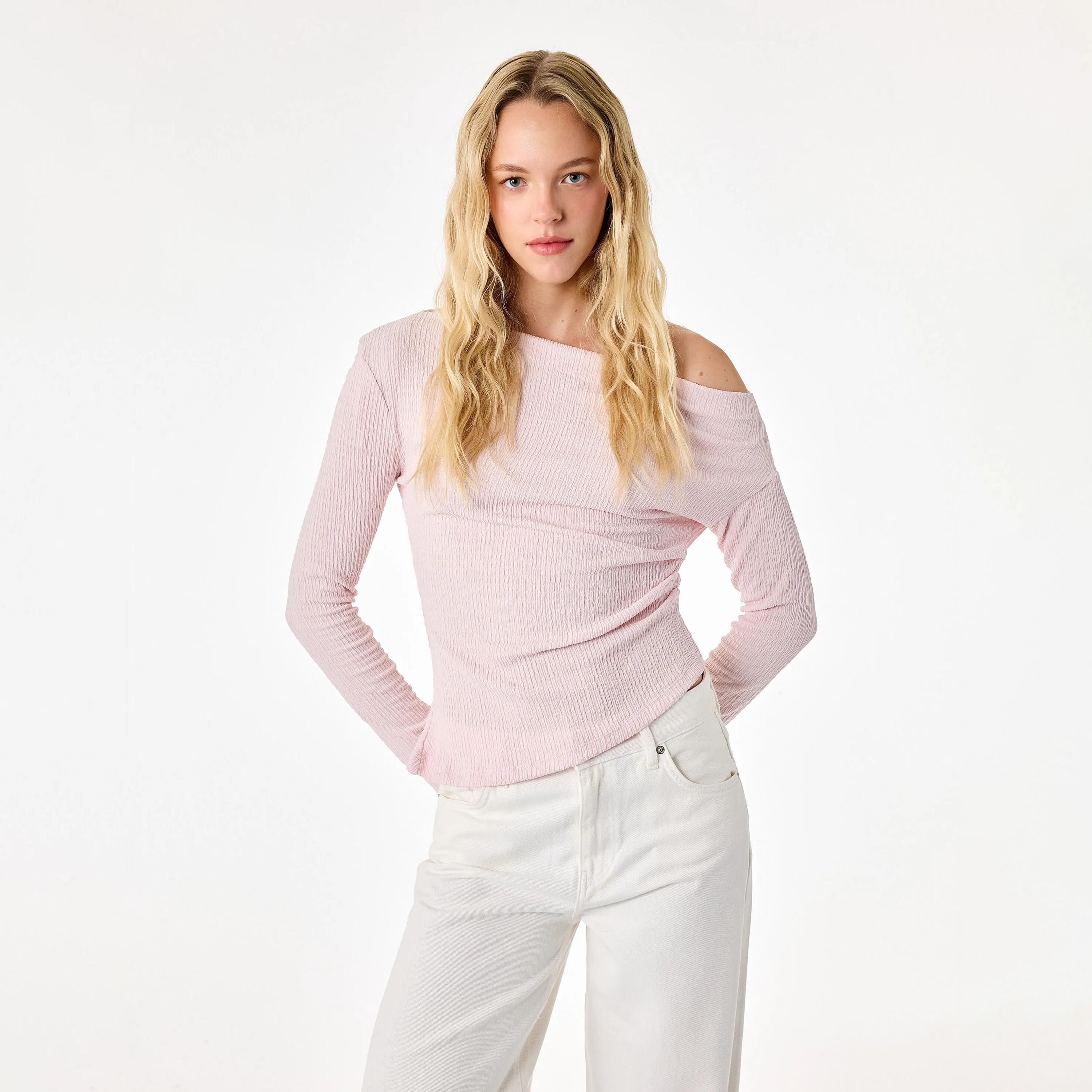 توب حريمي بملمس مجعد وفتحة رقبة غير متماثلة من كوتون-women-clothing-shirtsandblouses-blouses-image-12
