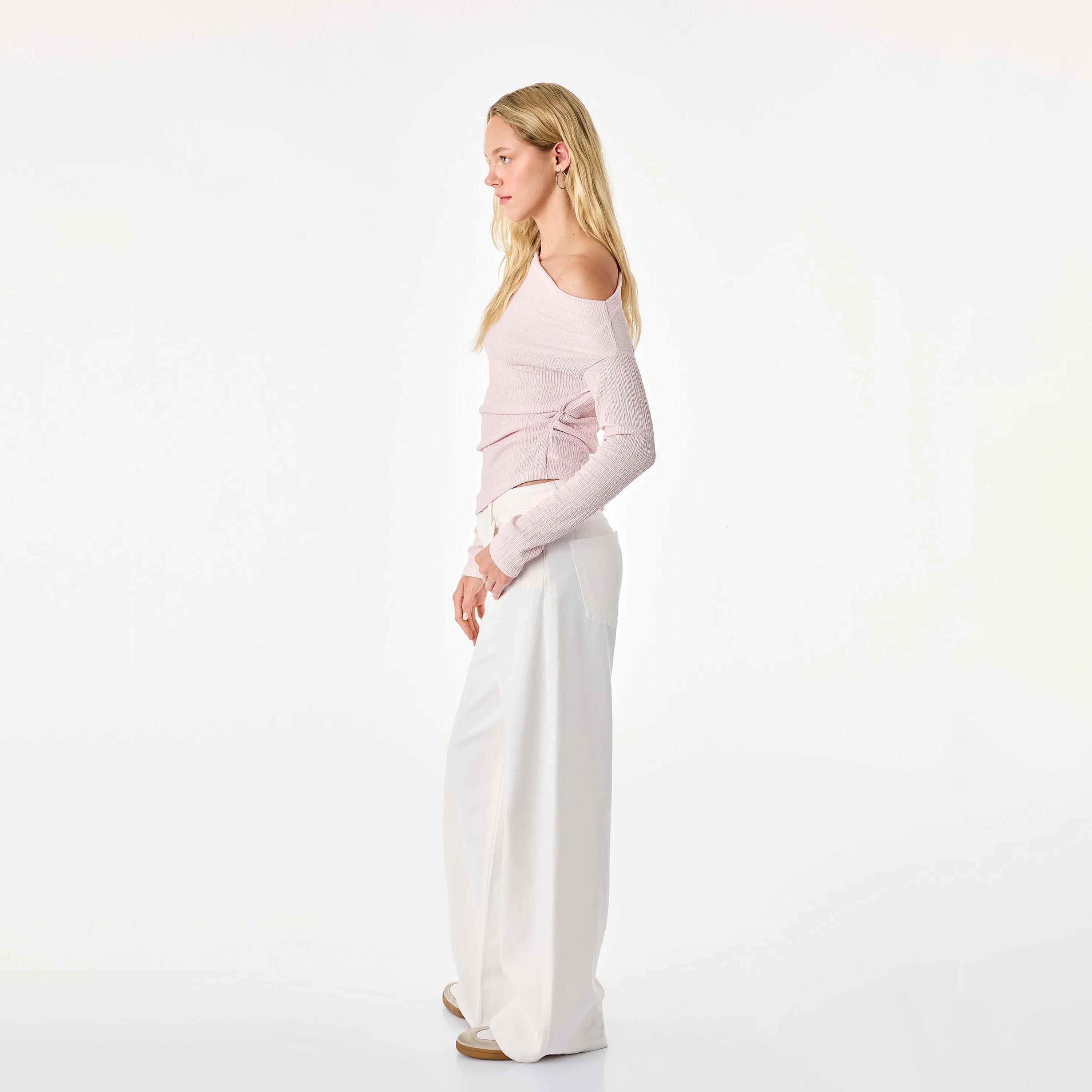توب حريمي بملمس مجعد وفتحة رقبة غير متماثلة من كوتون-women-clothing-shirtsandblouses-blouses-image-13
