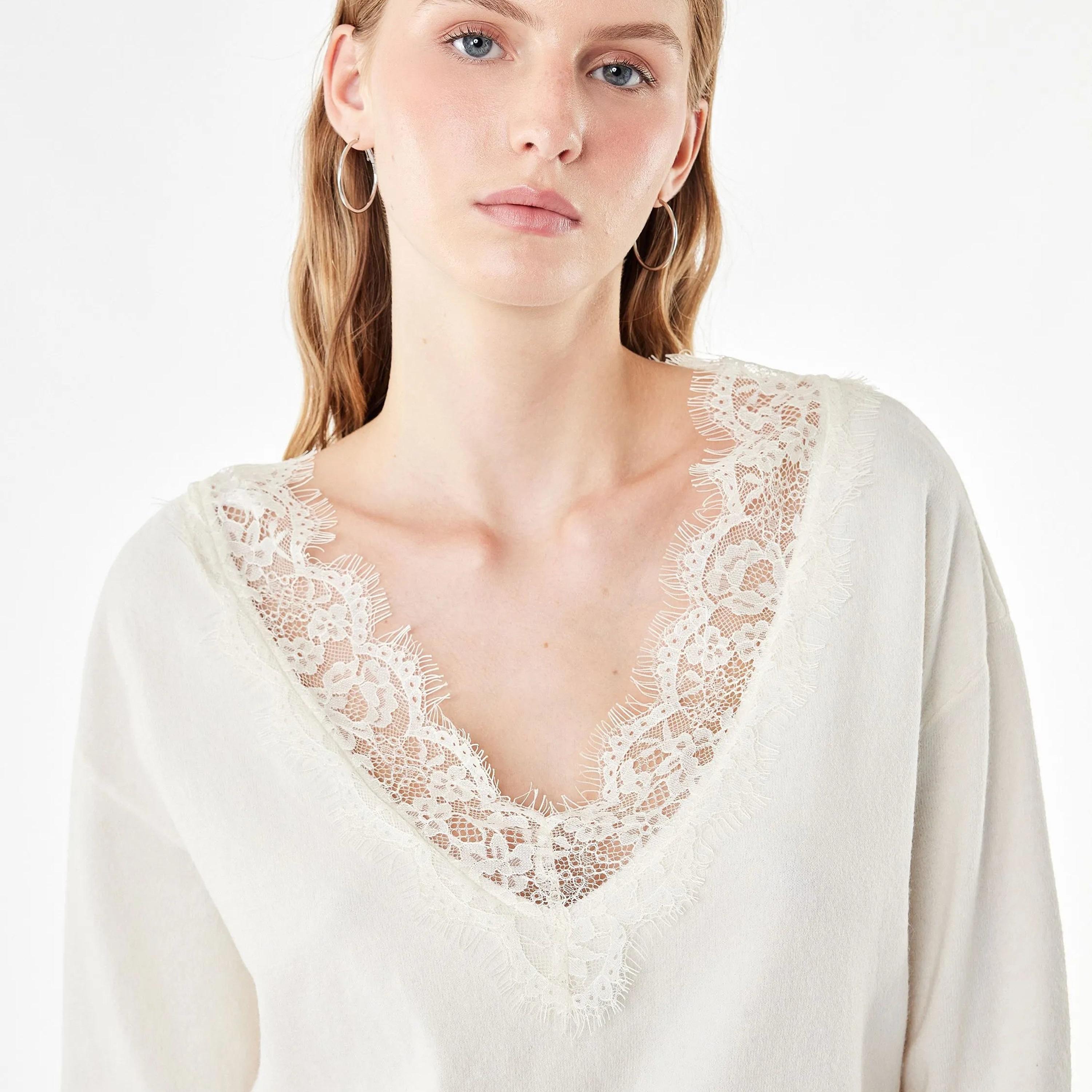 بلوفر حريمي بأكمام منسدلة وتفاصيل دانتيل من كوتون-women-winterwear-cardigansandjumpers-jumpers-image-11