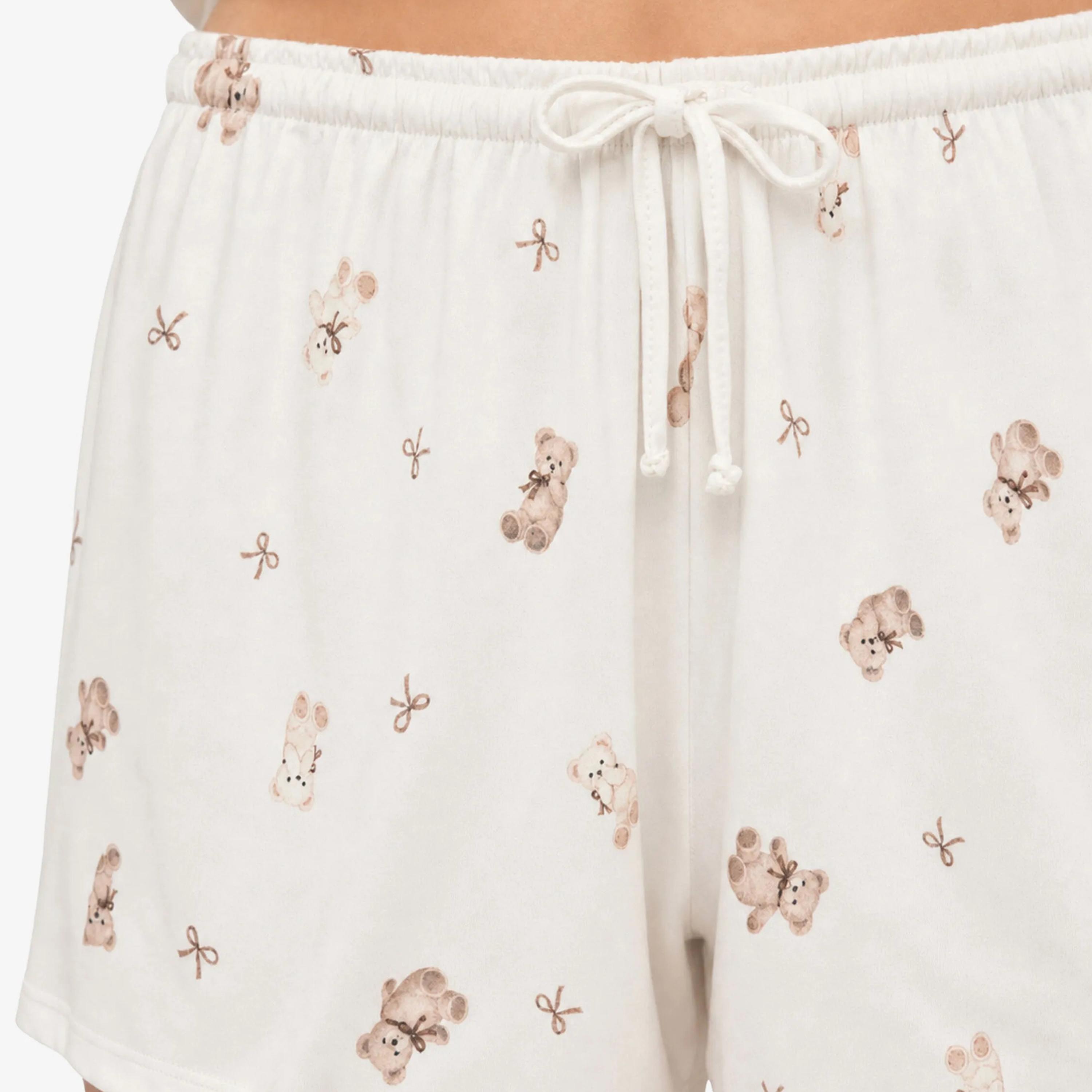 شورت حريمي بخصر برباط وطبعة دبدوب (تيدي) باللون الأبيض من كوتون-women-clothing-shorts-image-5