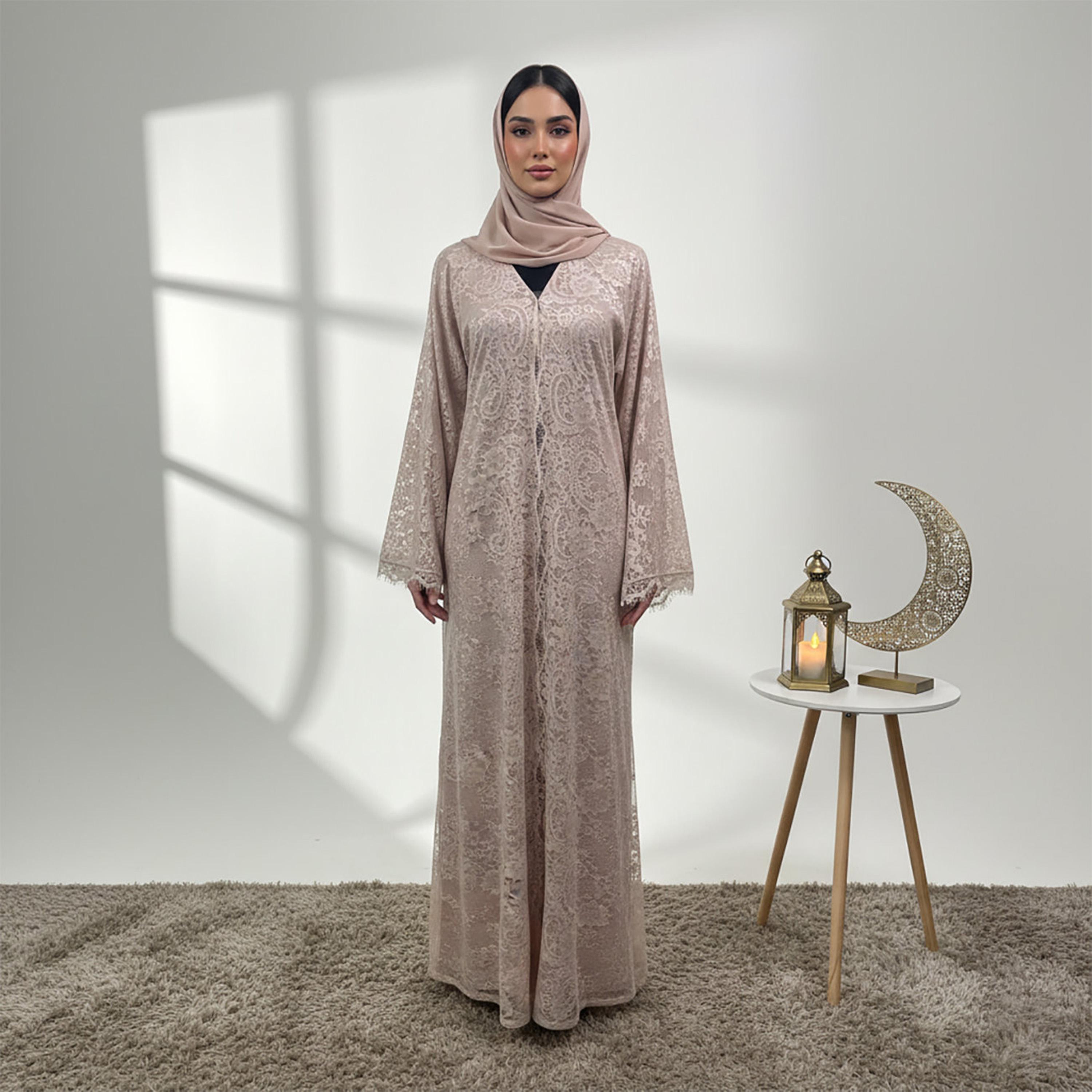 عباءة سهرة نسائية ساتان ودانتيل بيج بأكمام "فليرد" واسعة وتصميم دانتيل كامل مع حجاب من نخبة-women-arabicclothing-abayas-image-4