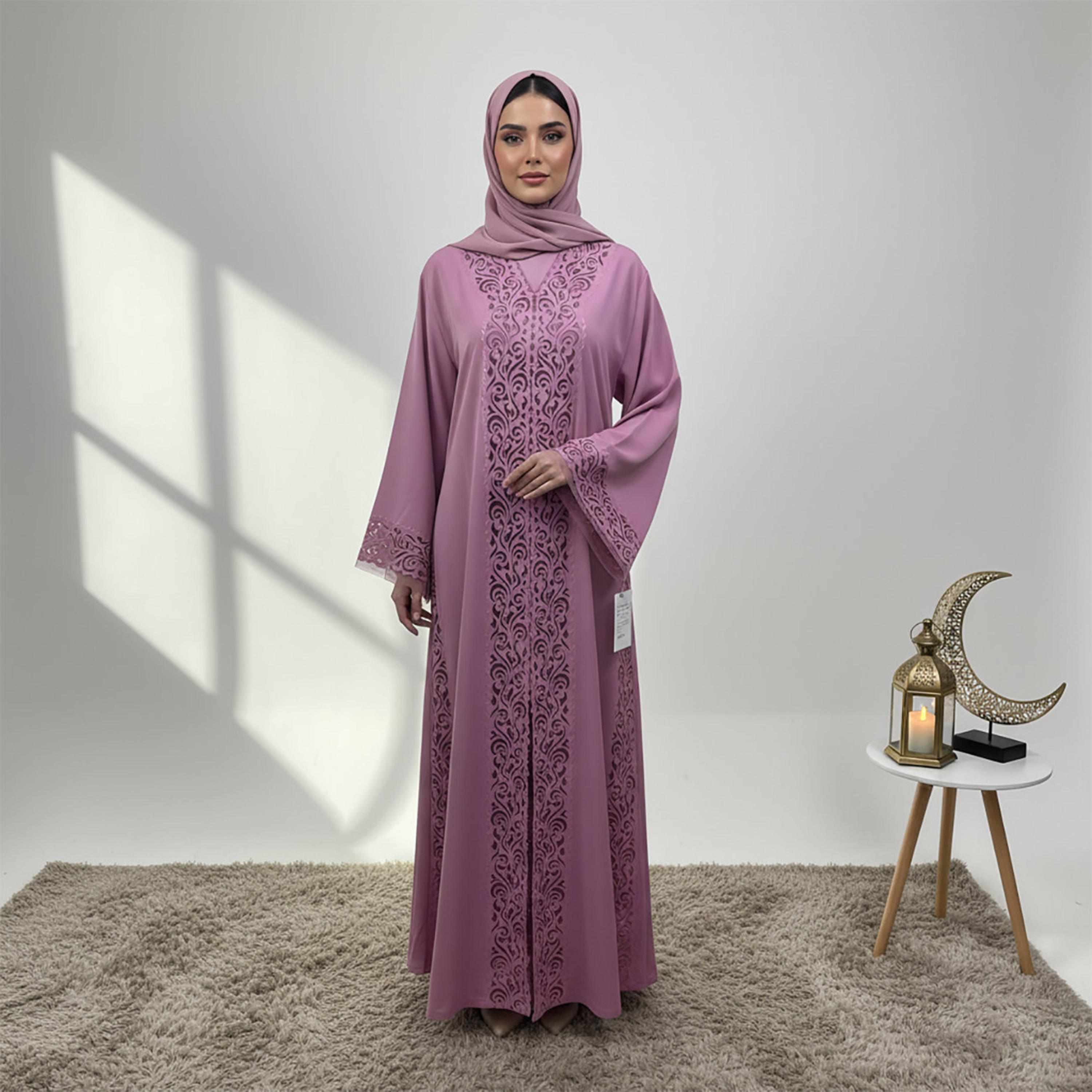 عباءة نسائية "نيدا" أرجوانية بأكمام "فليرد" واسعة وتفاصيل زخرفية "ليزر كت" مع حجاب من نخبة-women-arabicclothing-abayas-image-1