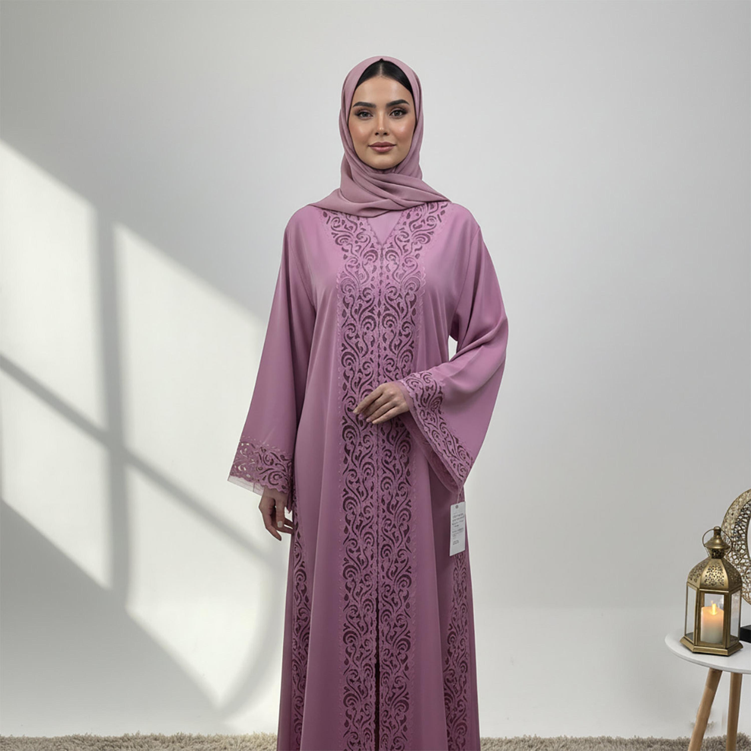 عباءة نسائية "نيدا" أرجوانية بأكمام "فليرد" واسعة وتفاصيل زخرفية "ليزر كت" مع حجاب من نخبة-women-arabicclothing-abayas-image-2