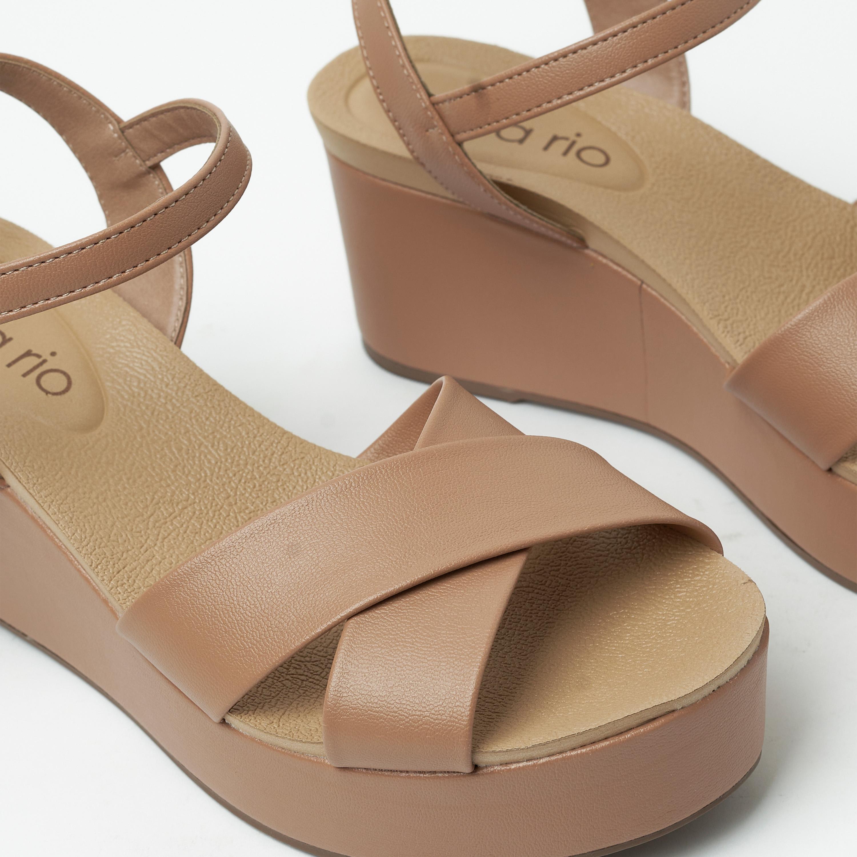 بييرا ريو- حذاء بكعب وتدي (ويدج) بإبزيم للنساء | 8407-103-9569-89673-women-shoes-heels-image-4