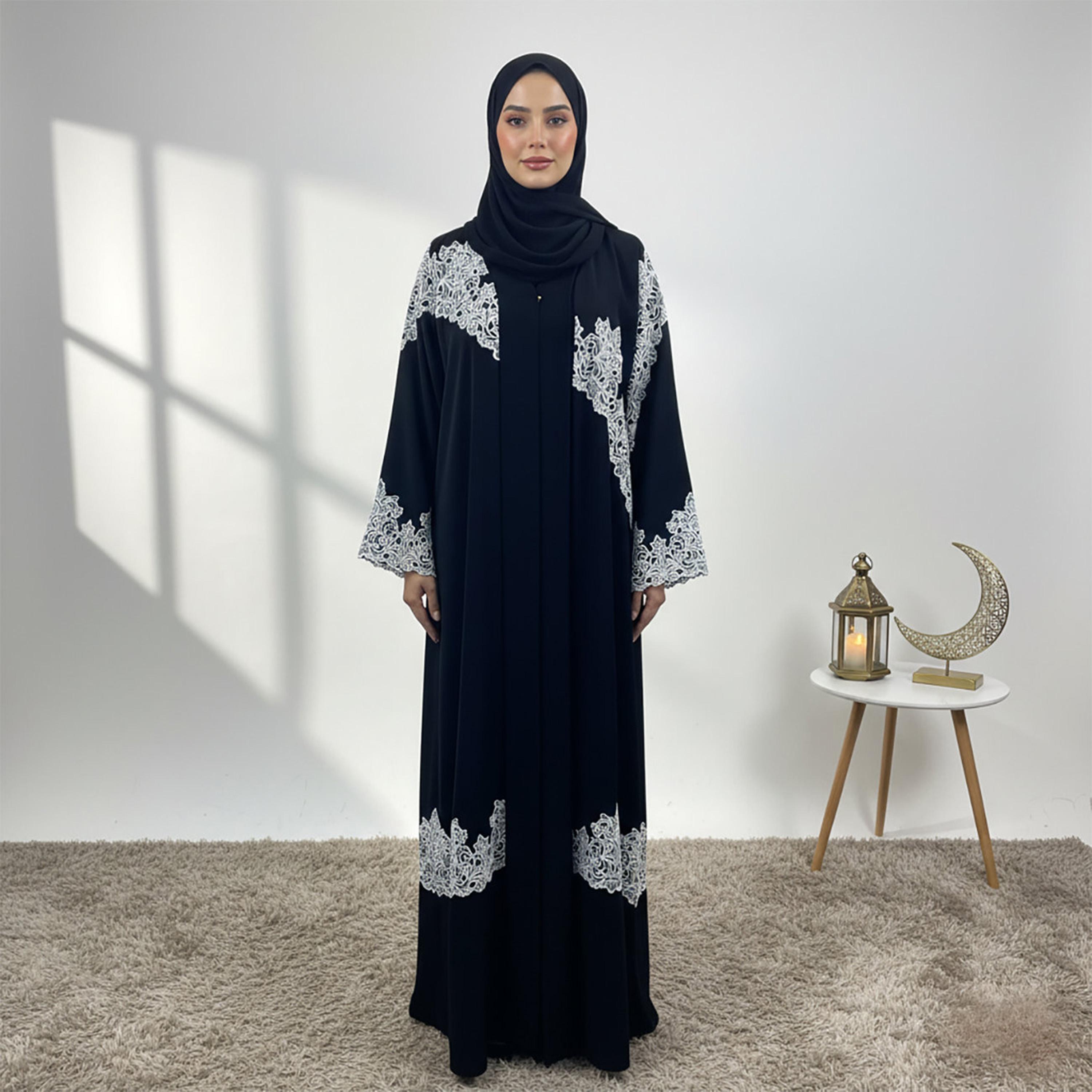 عباءة سهرة نسائية "نيدا" بأكمام واسعة وتفاصيل دانتيل متباين مع حجاب من نخبة-women-arabicclothing-abayas-image-1