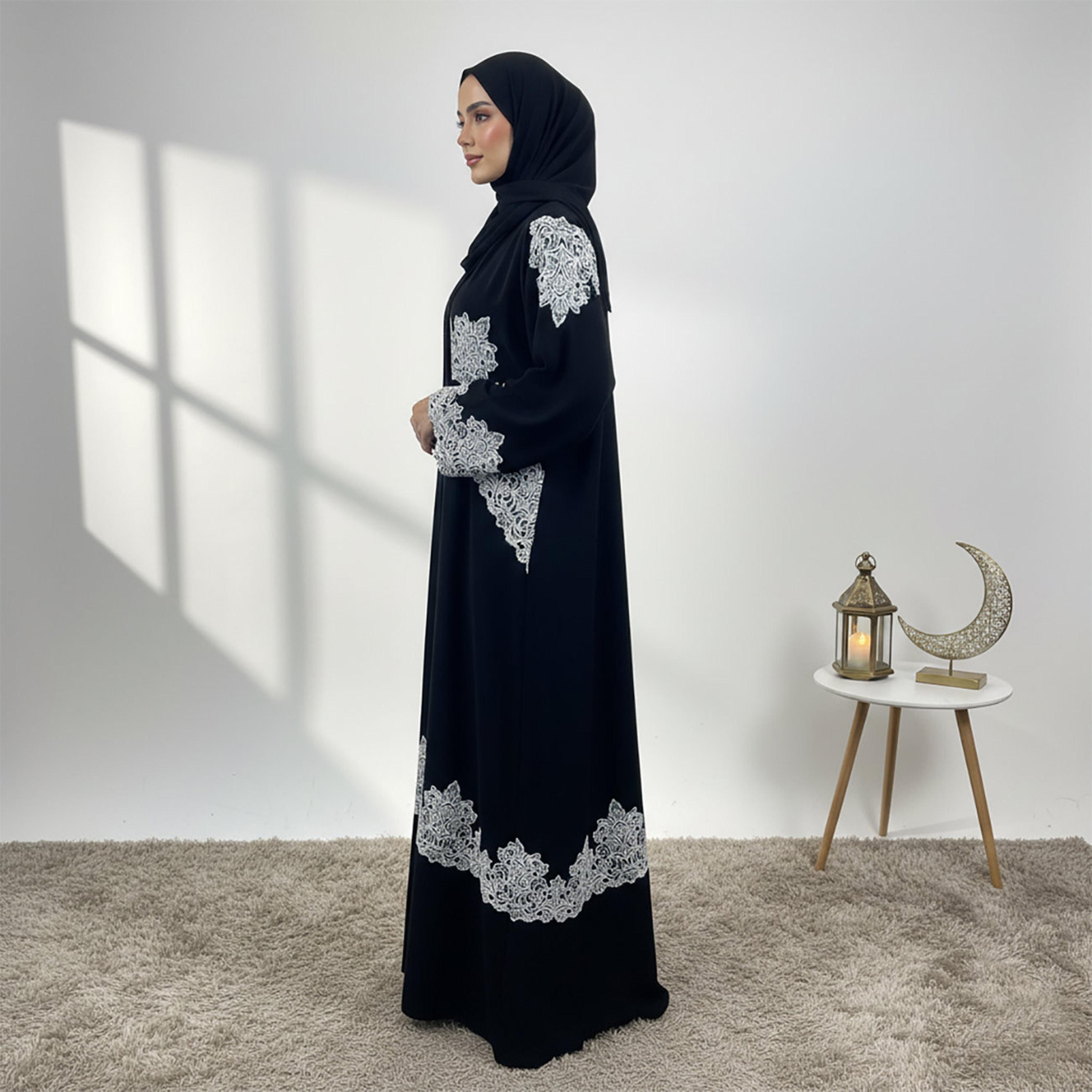 عباءة سهرة نسائية "نيدا" بأكمام واسعة وتفاصيل دانتيل متباين مع حجاب من نخبة-women-arabicclothing-abayas-image-3