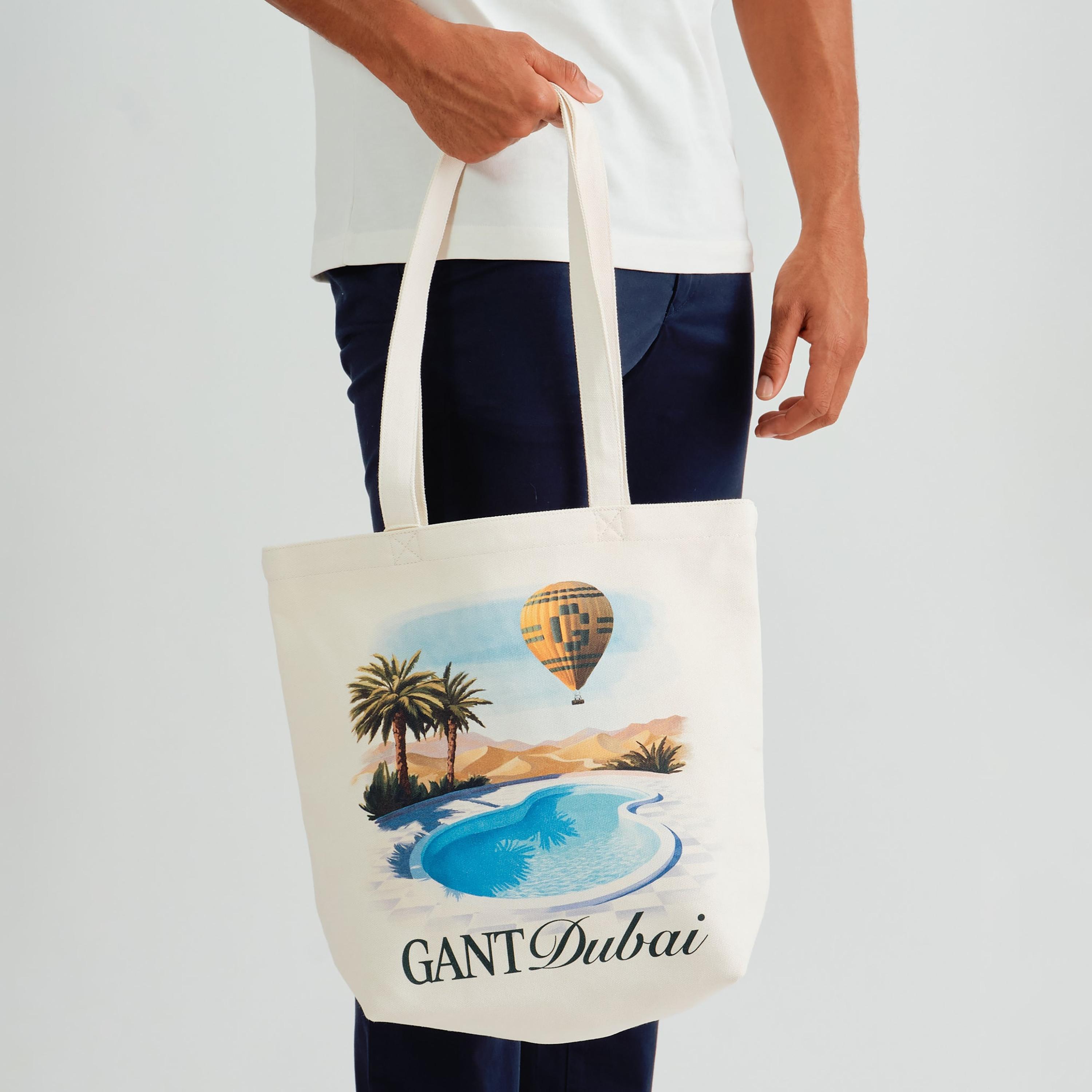 حقيبة توت قماشية مفتوحة من الأعلى بطبعة غرافيك من مجموعة دبي من غانت | 867000030-men-bags-image-1