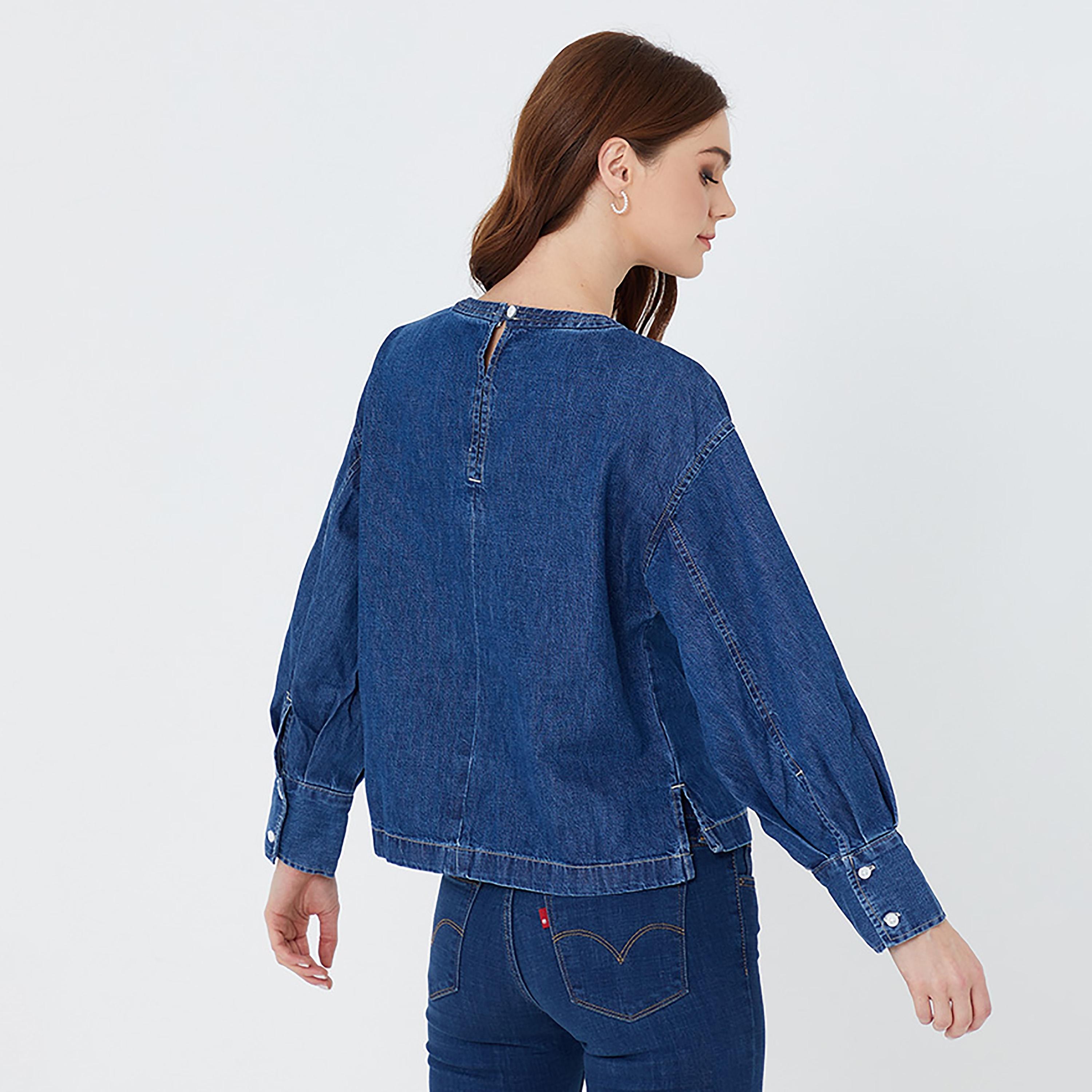 توب دينيم بأكمام طويلة ورقبة مستديرة سادة من ليفايز-women-clothing-shirtsandblouses-blouses-image-2