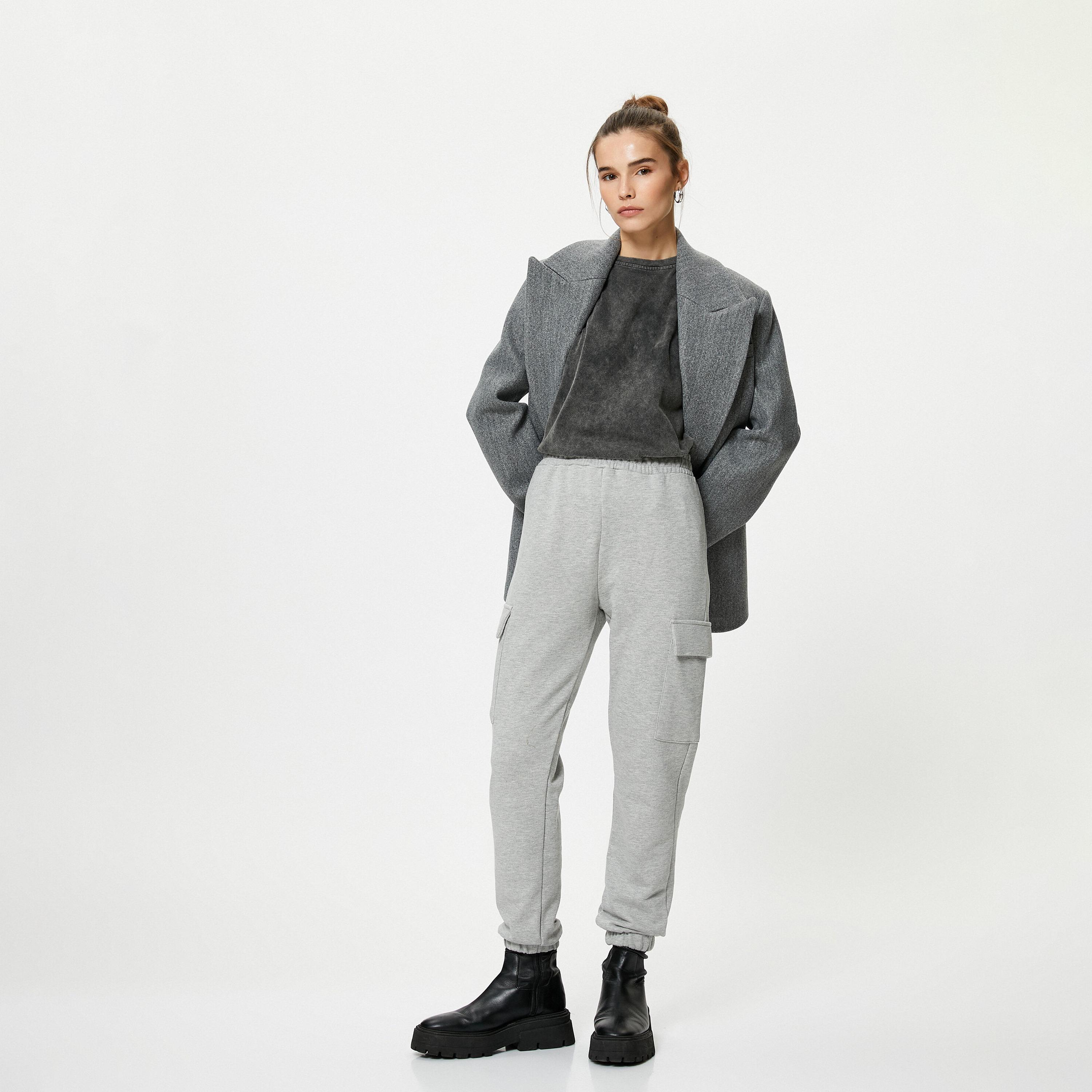 بنطال رياضي كارجو (ترينينغ) نسائي بخصر مطاطي بلون رمادي ميلانج من كوتون-women-clothing-bottoms-joggers-image-4