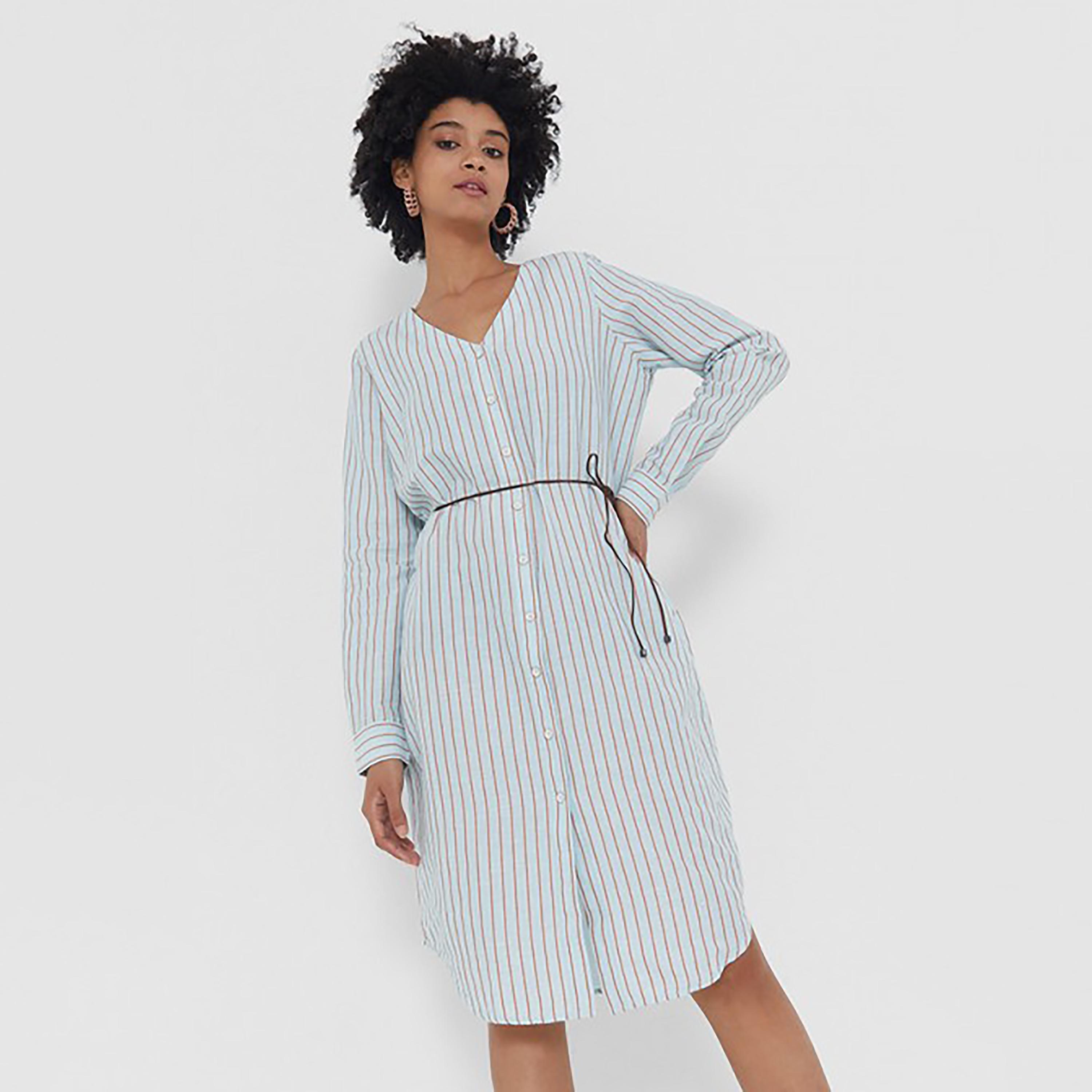 فستان شيرت مخطط بطول الركبة برقبة على شكل فى من ليفايز-women-clothing-dresses-image-1