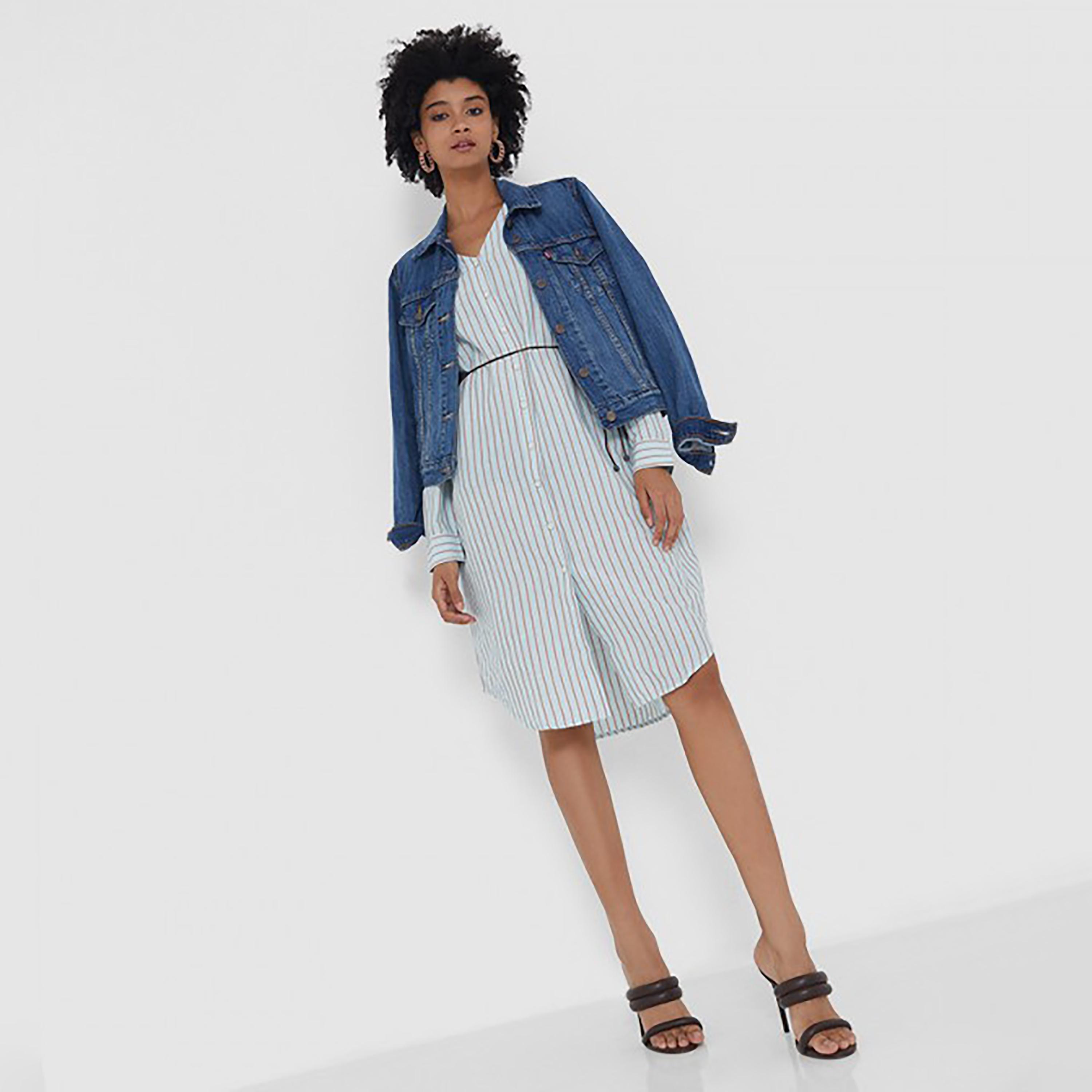 فستان شيرت مخطط بطول الركبة برقبة على شكل فى من ليفايز-women-clothing-dresses-image-2