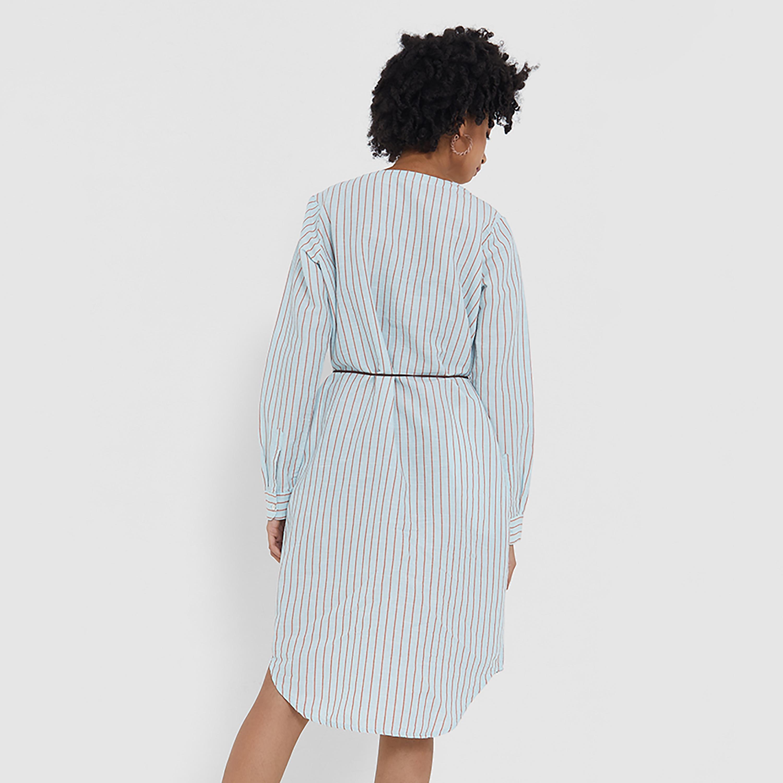 فستان شيرت مخطط بطول الركبة برقبة على شكل فى من ليفايز-women-clothing-dresses-image-4